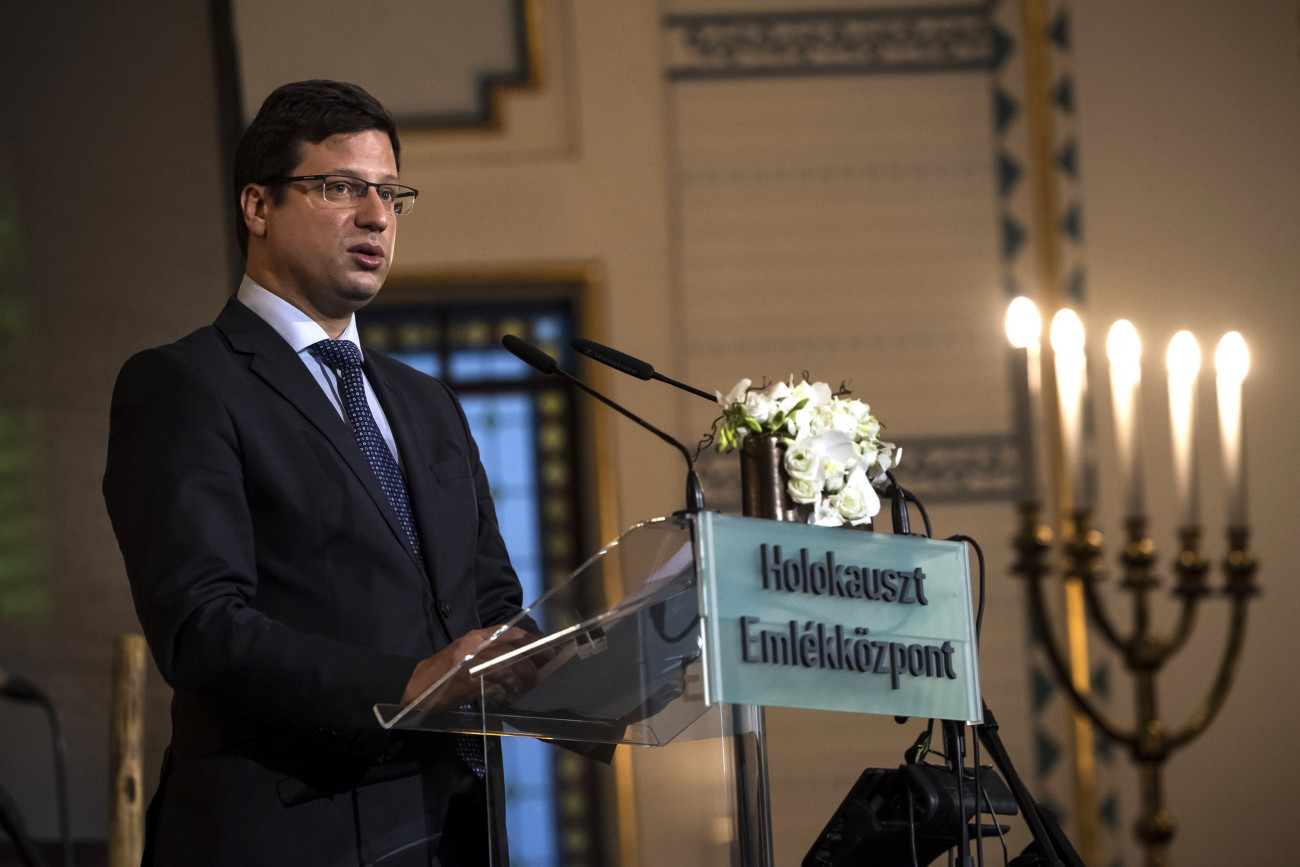 Gulyás Gergely, a Miniszterelnökséget vezető miniszter beszédet mond a holokauszt nemzetközi emléknapja alkalmából tartott megemlékezésen a budapesti Holokauszt Emlékközpontban 2019. január 27-én.
MTI/Mónus Márton