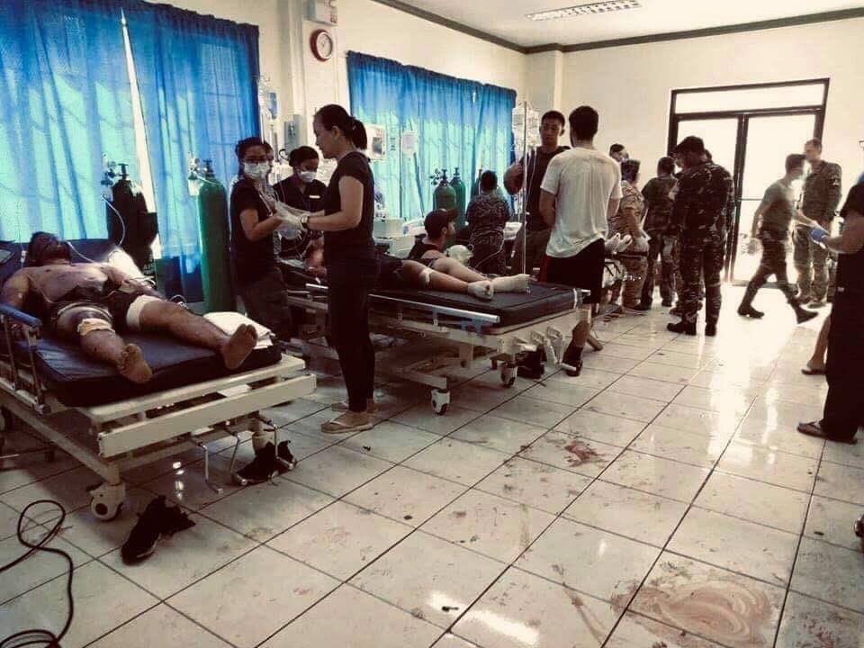 Sebesülteket ápolnak egy kórházban a Fülöp-szigeteki Sulu tartomány fővárosában, Jolóban 2019. január 27-én, miután pokolgép robban a helyi katolikus templomban. Az első robbanószerkezet a mise alatt, a második a mentés megkezdését követően a templom parkolójában robbant fel. A merényleteknek legkevesebb 27 halálos áldozata és 77 sebesültje van.
MTI/EPA/Westmincom