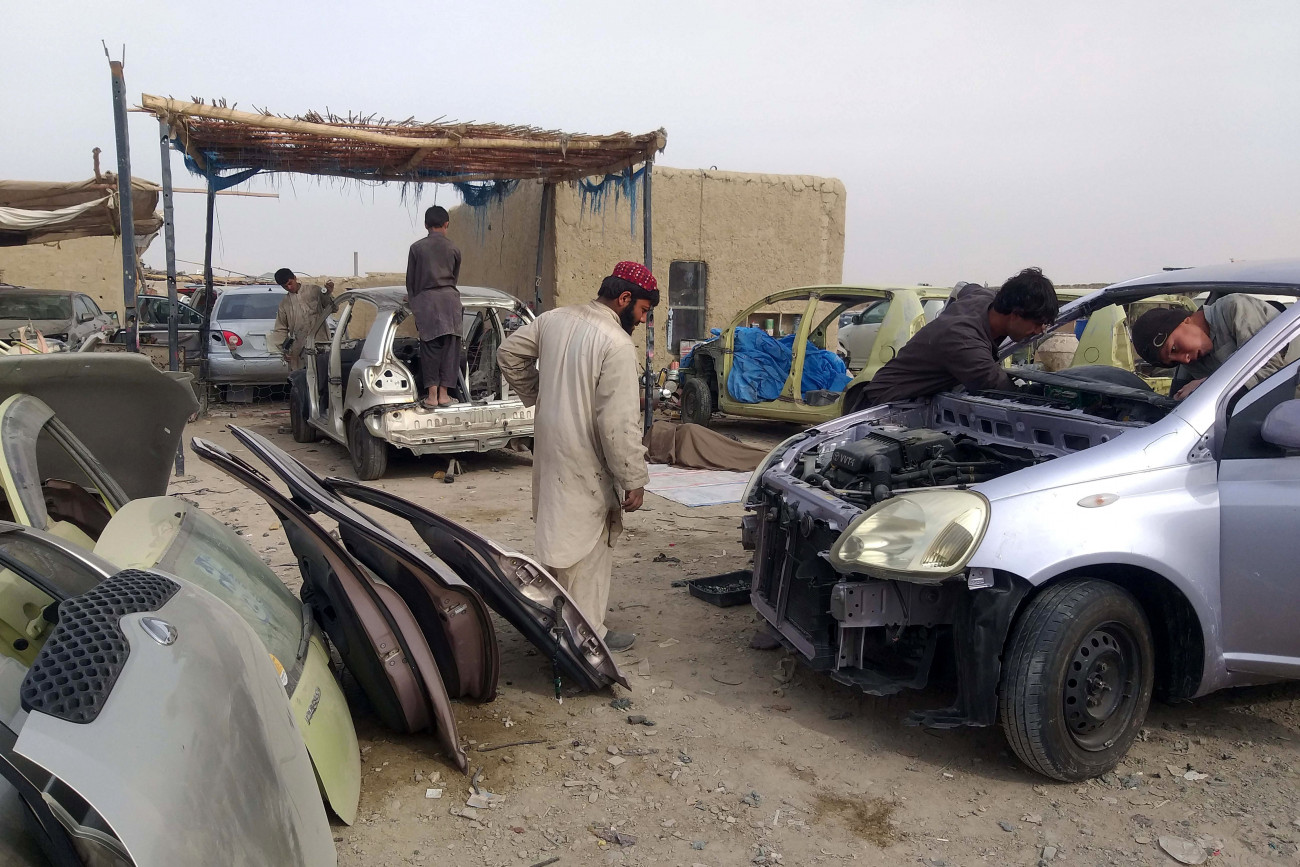 Helmand tartomány, 2019. január 31.
Import japán használt autókat szerelnek össze egy telepen, a dél-afganisztáni Helmand tartományban 2019. január 31-én. Afganisztánba nagy mennyiségben szállítanak japán gyártmányú üzemképes személygépkocsikat szétszerelt állapotban, a vámszabályozást megkerülendő. Az országba darabokban behozott járműveket helyi műhelyekben ismét összeszerelik, és normál piaci áron értékesítik.
MTI/EPA/Vatan Jar