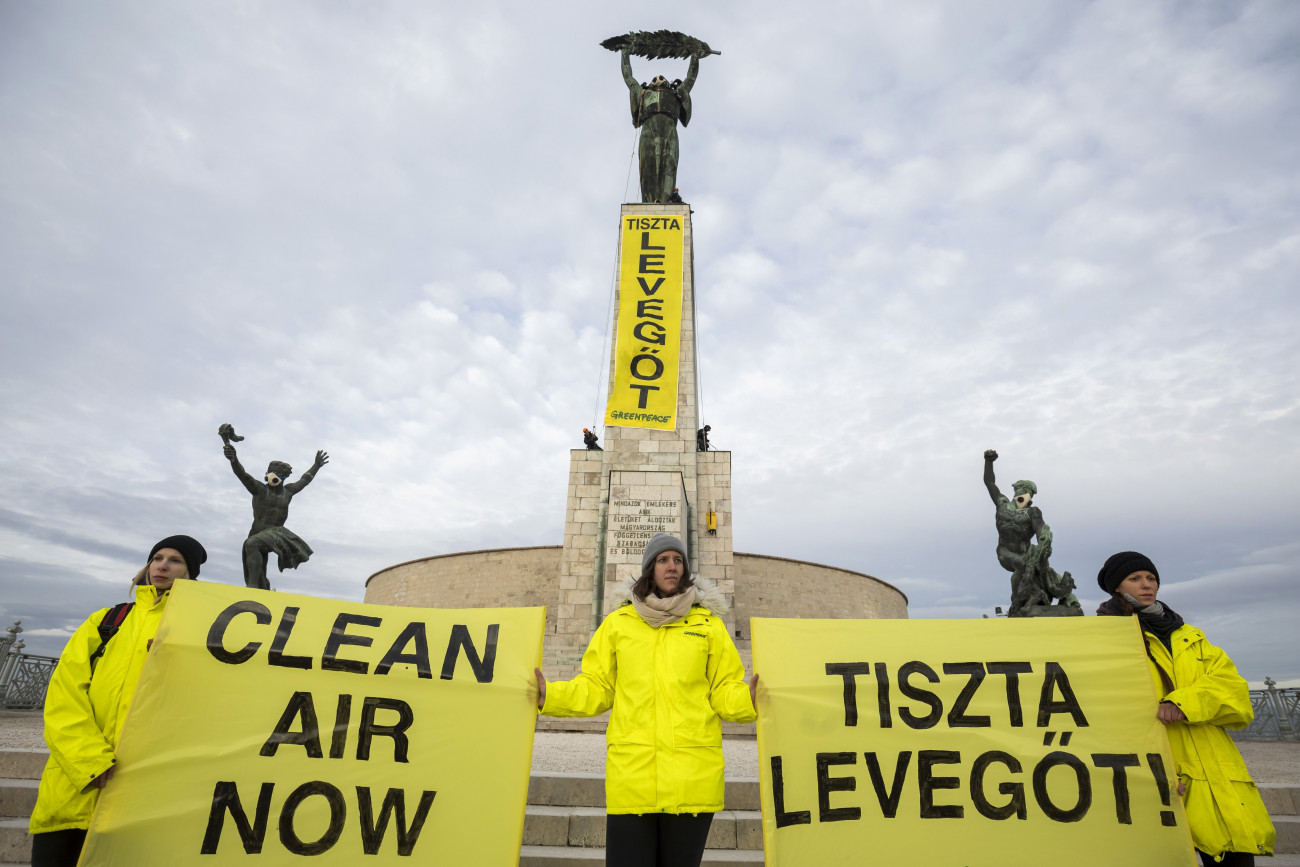 Budapest, 2019. február 26.
A fővárosi légszennyezettség ellen demonstrálnak a Greenpeace környezetvédelmi szervezet aktivistái a Gellért-hegyi Szabadság-szobornál 2019. február 26-án. Az aktivisták Tiszta levegőt! feliratot függesztettek ki a talapzatra, valamint légszűrő maszkot helyeztek a szoborcsoport fő- és mellékalakjaira.
MTI/Mohai Balázs