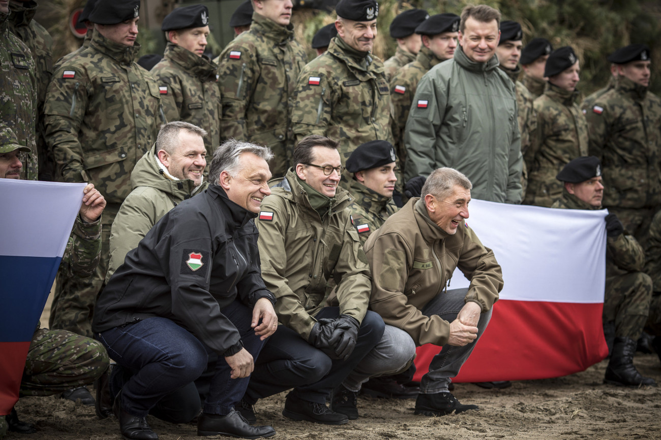 A Miniszterelnöki Sajtóiroda által közzétett képen Peter Pellegrini szlovák, Orbán Viktor magyar, Mateusz Morawiecki lengyel, és Andrej Babis cseh miniszterelnök (b-j) katonák között a Varsó melletti Wesolában rendezett ünnepségen, amelyet abból az alkalomból rendeztek, hogy hogy Magyarország, Lengyelország és Csehország húsz, Szlovákia pedig tizenöt éve csatlakozott a NATO-hoz.
MTI/Miniszterelnöki Sajtóiroda/Szecsődi Balázs