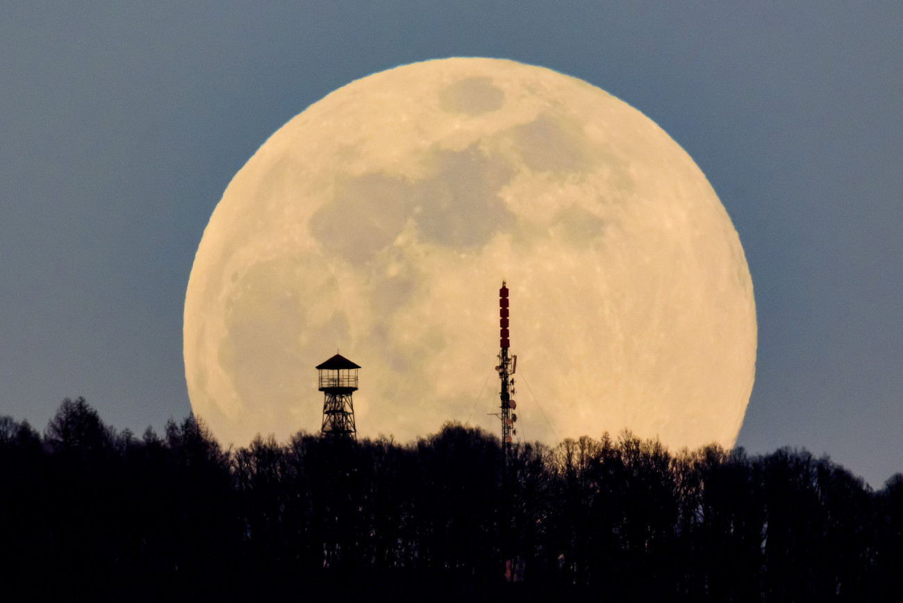 Karancskeszi, 2019. március 20.
A felkelő Hold látszik a Karancs csúcsán lévő kilátó és az Antenna Hungária adótornya mögött Karancskeszi közeléből fotózva 2019. március 20-án.
MTI/Komka Péter