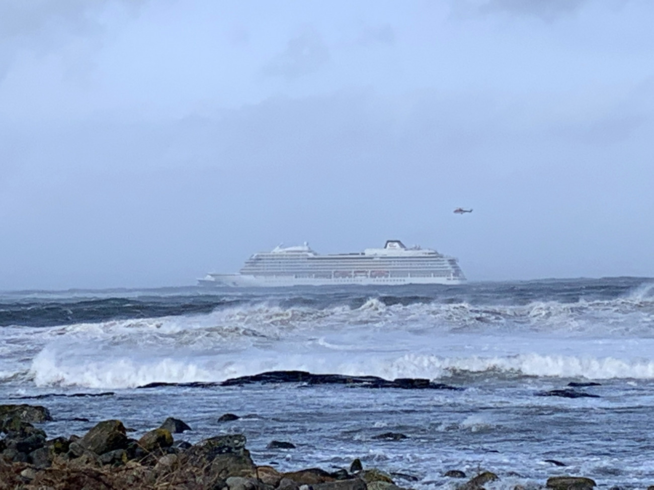 Hustadvika, 2019. március 23.
A meghibásodott hajtóművű Viking Sky nevű tengerjáró hajó irányíthatatlanul sodródik Norvégia partjai közelében, miután vészjelzést adott le 2019. március 23-án. A hajó fedélzeten tartózkodó több mint 1300 ember kimentésére mentőhajók és helikopterek indultak.
MTI/EPA/NTB SCANPIX/Frank Einar Vatne