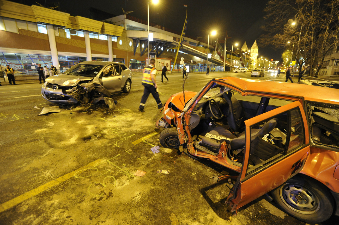 Budapest, 2019. április 9.
Ütközésben összetört személygépkocsik a XIII. kerületben, a Váci út és a Bulcsú utca kereszteződésében 2019. április 9-én. Összesen hat autó ütközött össze, a balesetben többen megsérültek.
MTI/Mihádák Zoltán