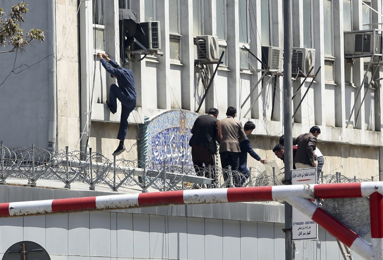 Kabul, 2019. április 20.
Az afgán biztonsági erők tagjai férfiakat és gyermekeket mentenek ki a kabuli távközlési minisztérium épületéből, mert a minisztérium területén a biztonságiak tűzharcot vívnak fegyveres lázadókkal 2019. április 20-án. A harcok közben robbanás rázta meg a minisztériumot a belügyi szóvivő szerint.
MTI/AP/Rahmat Gul