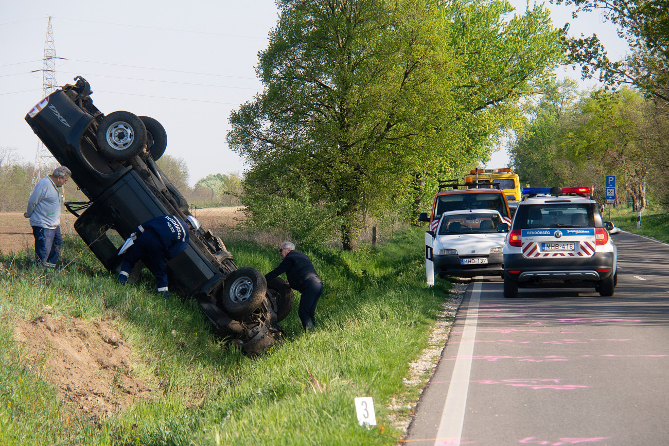 Nagydorog, 2019. április 22.
Letért az úttestről, árokba hajtott és felborult egy személygépkocsi a 63-as főút 23-as kilométerénél, Nagydorog térségében 2019. április 22-én, vezetője a helyszínen életét vesztette
MTI/Donka Ferenc