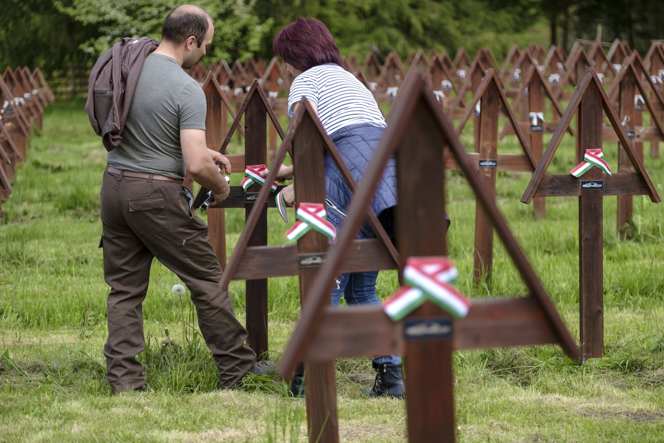 Úzvölgye, 2019. május 17.
A csíkszentmártoni önkormányzat dolgozói karbantartást végeznek a Székelyföld határán fekvő Úzvölgye átalakított magyar katonai temetőjében 2019. május 17-én. A Bákó megyei Dormánfalva (Darmanesti) önkormányzata román katonasírok parcelláját hozta létre a temetőben anélkül, hogy engedélyt kért volna a temetőt fenntartó és gondozó Csíkszentmárton önkormányzatától. A román hősi emlékművet és sírokat május 17-én szerette volna felavatni a dormánfalvi önkormányzat, de az ünnepség a magyarok tiltakozása miatt elmaradt.
MTI/Veres Nándor