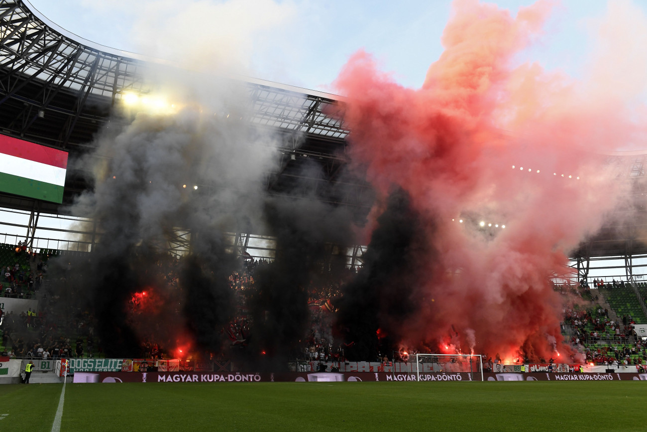 Kispesti szurkolók a labdarúgó Magyar Kupa döntőjében játszott Budapest Honvéd - MOL Vidi FC mérkőzésen a Groupama Arénában 2019. május 25-én.
MTI/Koszticsák Szilárd