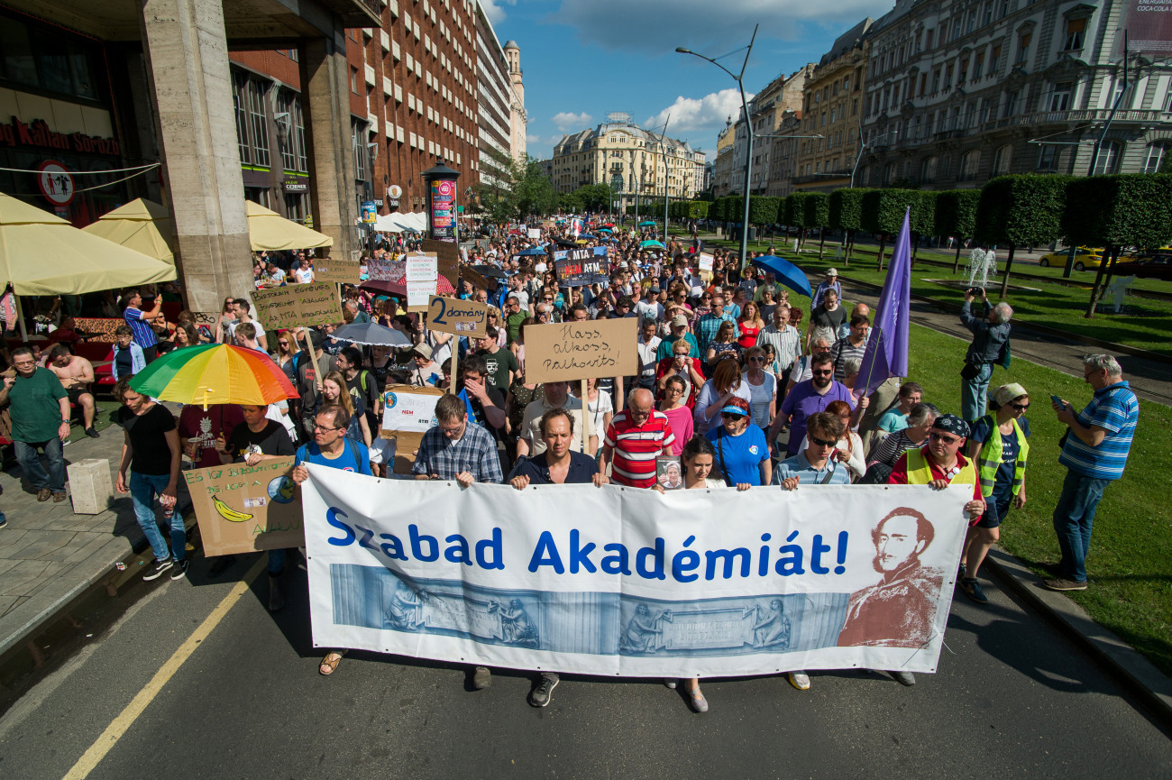 Budapest, 2019. június 2.
A Magyar Tudományos Akadémia (MTA) intézményrendszerének tervezett átalakítása ellen szervezett demonstráció résztvevői vonulnak a Budapesti Corvinus Egyetemtől az MTA székházához a belvárosi Károly körúton 2019. június 2-án. A tüntetést az Oktatói Hálózat és az Akadémiai Dolgozók Fóruma szervezte.
MTI/Balogh Zoltán