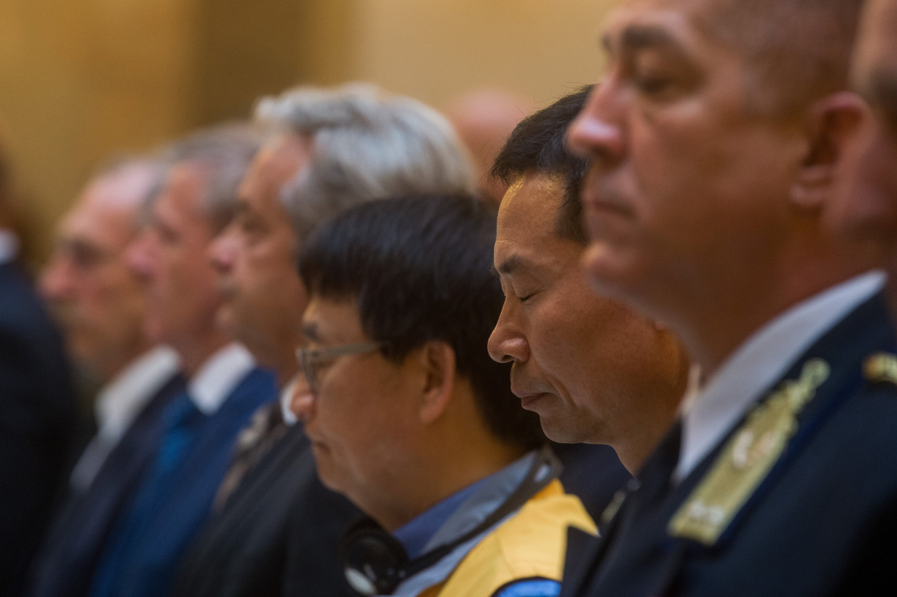 Budapest, 2019. június 20.
Hajdu János rendőr vezérőrnagy, a Terrorelhárítási Központ (TEK) főigazgatója (j) és Szong Sun Kon, Dél-Korea katonai attaséja (j2) a belügyminiszteri elismerések átadásán, ahol a május 29-ei dunai hajóbaleset utasai, legénysége mentésében és a hajóroncs kiemelésében rendkívüli helytállást tanúsító szakembereket, hatósági és civil személyeket tüntettek ki a Belügyminisztériumban 2019. június 20-án. A Hableány turistahajó annak következtében süllyedt el a Margit hídnál, hogy összeütközött a Viking Sigyn szállodahajóval. A fedélzeten 35-en utaztak, 33 dél-koreai állampolgár és a kéttagú magyar személyzet. Hét embert sikerült kimenteni, hét dél-koreai állampolgár holttestét pedig még aznap megtalálták. Azóta 18 holttestet találtak. A még hiányzó három embert a Duna teljes déli szakaszán, az összes bevethető hajóval, valamint parti egységekkel keresik.
MTI/Balogh Zoltán