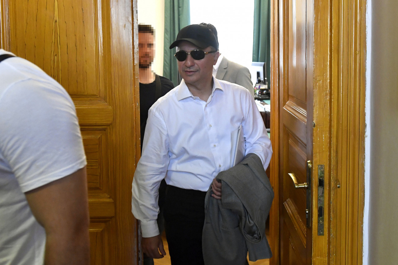 Budapest, 2019. június 27.
Nikola Gruevszki volt észak-macedón miniszterelnök távozik kiadatási tárgyalásáról a Fővárosi Törvényszéken 2019. június 27-én. A törvényszék jogerős határozatával megtagadta a hazájában korrupciós és más bűncselekmények miatt elítélt, illetve megvádolt politikus kiadását.
MTI/Máthé Zoltán