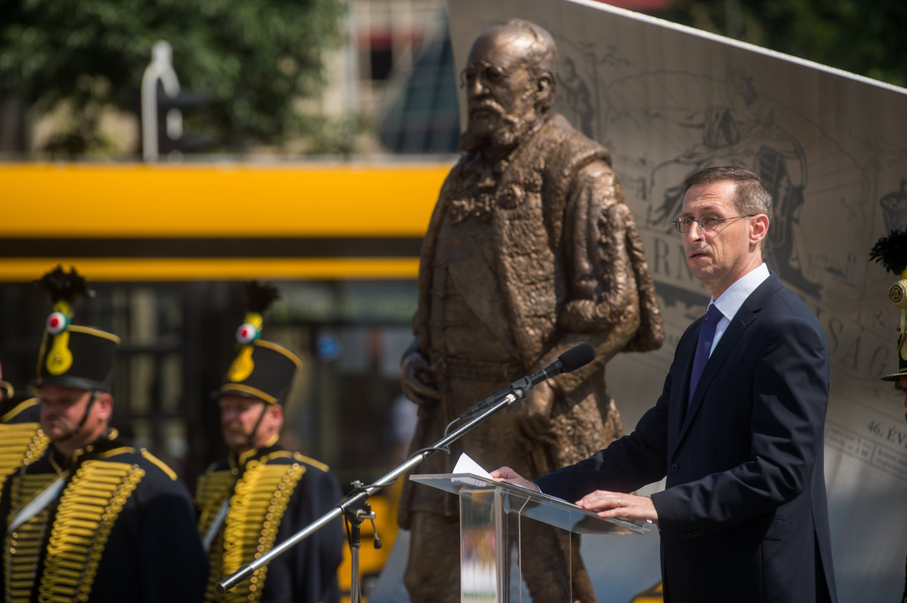 Budapest, 2019. június 27.
Varga Mihály pénzügyminiszter, a II. és III. kerület fideszes országgyűlési képviselője beszédet mond Széll Kálmán szobrának avatóünnepségén az egykori miniszterelnökről, pénzügyminiszterről elnevezett téren a főváros II. kerületében 2019. június 27-én. A politikust ábrázoló egész alakos bronzszobrot Tóth Dávid szobrászművész készítette.
MTI/Balogh Zoltán