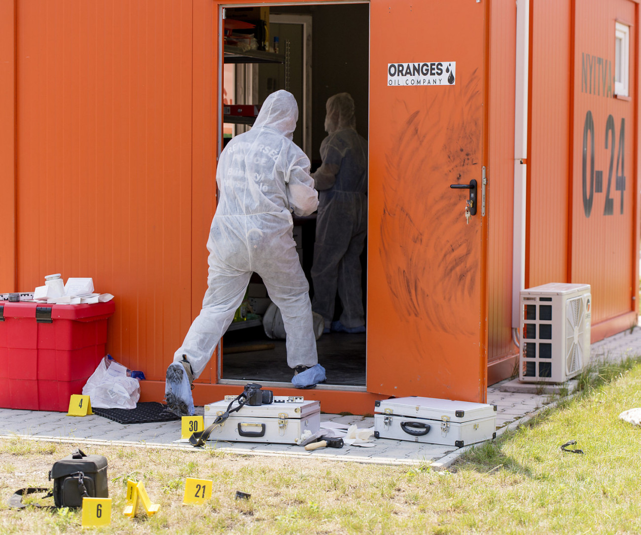 Bűnügyi helyszínelők a győri Fehérvári úti benzinkúton, amelyet a délelőtti órákban kiraboltak 2019. június 27-én. A rabló készpénzt vitt magával; rendőrség nagy erőkkel keresi a feltételezett elkövetőt, egy férfit.
MTI/Krizsán Csaba