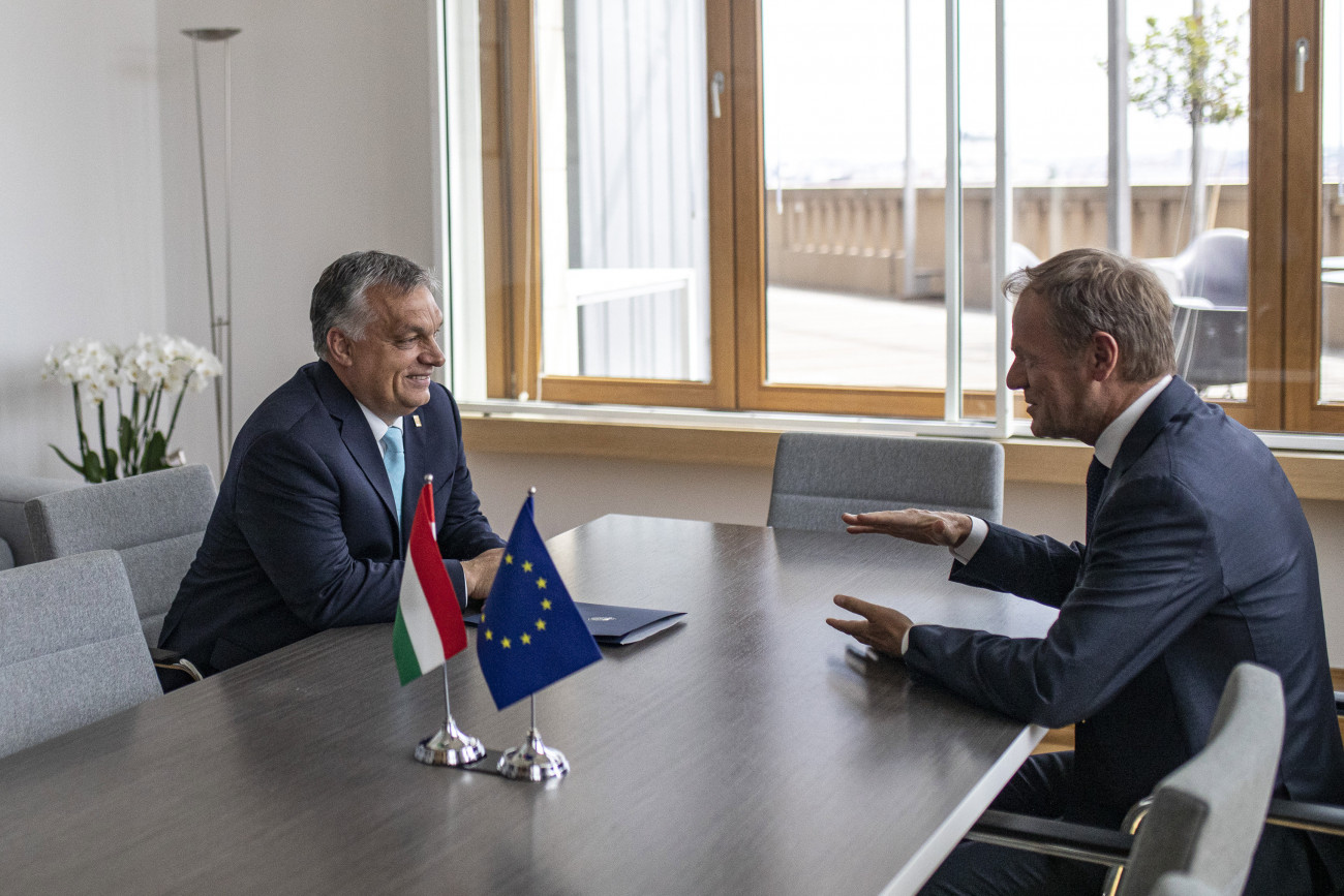 Brüsszel, 2019. június 30.
Orbán Viktor miniszterelnök (b) Donald Tuskkal, az Európai Tanács elnökével egyeztet Brüsszelben, a Tanács székházában a rendkívüli EU-csúcsértekezletet megelőzően 2019. május 30-án.
MTI/Miniszterelnöki Sajtóiroda/Szecsődi Balázs