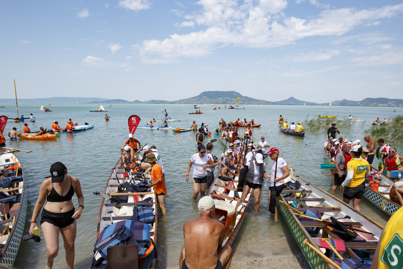 Fonyód, 2019. július 6.
A Balaton-átevezés résztvevői a célban Fonyódnál 2019. július 6-án. A versenyzőknek 10,2 kilométeres távot kell teljesíteniük Fonyódtól Badacsonytomajig és vissza.
MTI/Varga György