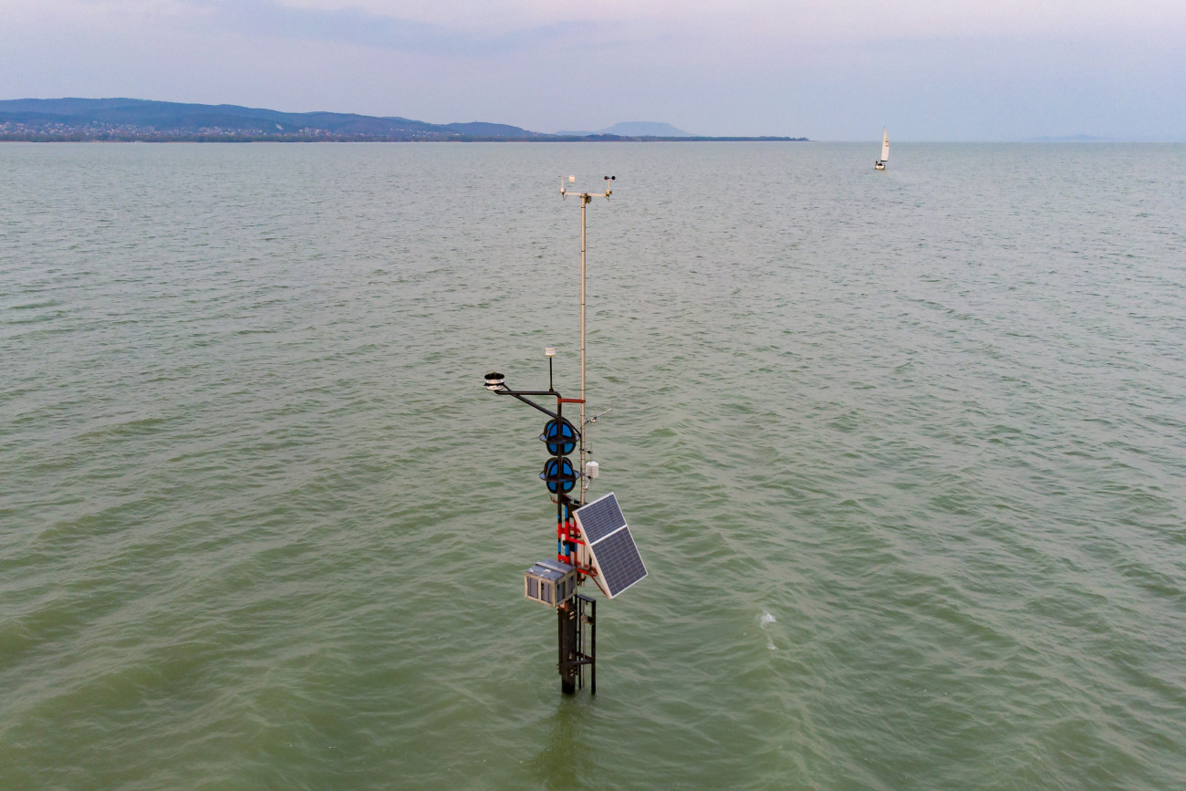 Az új viharjelző állomás a Balatonban, a keszthelyi parttól több mint két kilométerre 2019. április 1-jén. Ezen a napon elindult a Balatonon, a Velencei-tavon, a Tisza-tavon és a Fertő tavon a viharjelzési szezon, amely október 31-éig tart. A Balatonba Keszthely, Szigliget és Siófok közelében egy-egy vízbe telepített jelzőlámpás állomás került.