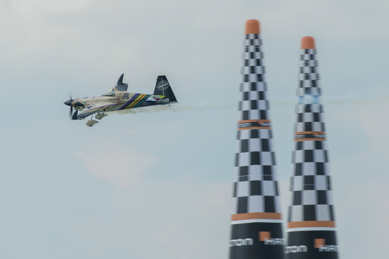 A későbbi győztes ausztrál Matt Hall repül a Balaton felett a Red Bull Air Race magyarországi futamán Zamárdinál 2019. július 14-én.
MTI/Sóki Tamás