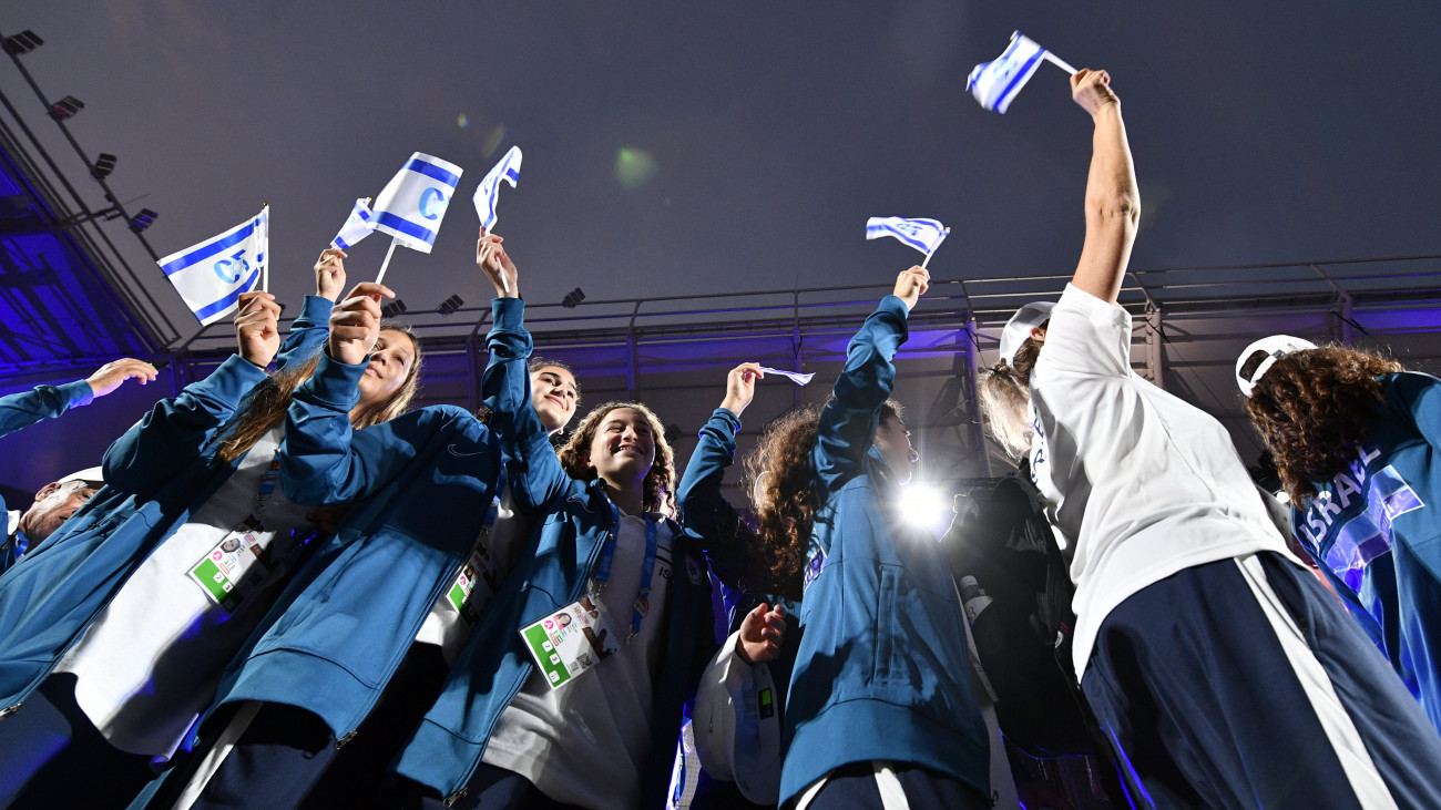 Az izraeli delegáció tagjai bevonulnak a 15. Maccabi Európa Játékok nyitóünnepségén a budapesti Új Hidegkuti Nándor Stadionban 2019. július 30-án. A július 29-én megkezdődött és augusztus 7-ig tartó budapesti Maccabi Európa Játékok minden idők legnagyobb magyarországi multisport rendezvénye, amelyre 42 ország közel 2300 sportolója összesen 24 sportágban - ebből négy bemutató - versenyez majd egymással.
MTI/Szigetváry Zsolt