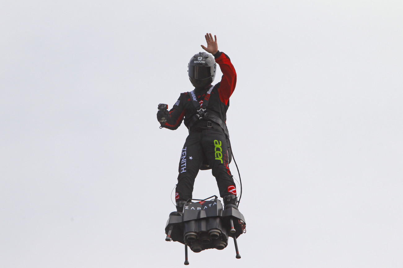 Calais, 2019. július 24.
Franky Zapata francia jet-ski bajnok sugárhajtású légdeszkájával (flyboard) gyakorol a Calais közelében fekvő Saint Inglevert repülőtéren 2019. július 24-én. A 40 éves férfi július 25-én az általa kifejlesztett légdeszkán akar átrepülni a La Manche csatorna felett. A kísérletre pontosan 110 évvel azután kerül sor, hogy Louis Blériot az emberiség történetében először átrepült a csatorna felett. Az út akkor 31 percig tartott. Zapata úgy számol, hogy ha Calais mellől, Sangatte-ből elindul, és félúton megtankol, akkor 140 km/h-s sebességgel 20 perc alatt átér az angliai St Margarets Bay-be.
MTI/AP/Michel Spingler