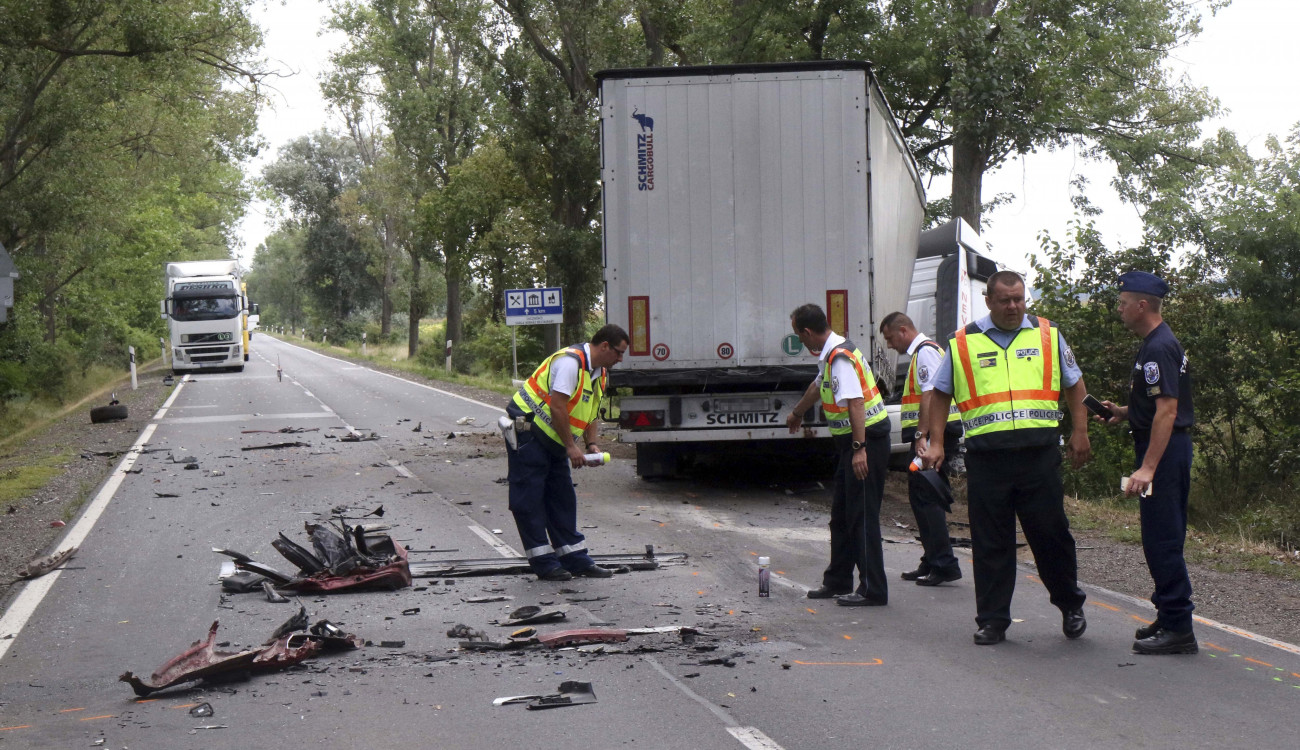 Szerencs, 2019. augusztus 8.
Rendőrök helyszínelnek a 37-es úton Szerencs közelében, ahol összeütközött egy személygépkocsi és egy kamion 2019. augusztus 8-án reggel. A balesetben meghalt egy lengyel férfi és csecsemőkorú gyermeke, az elhunyt autóban utazó felesége súlyos sérüléseket szenvedett.
MTI/Vajda János
