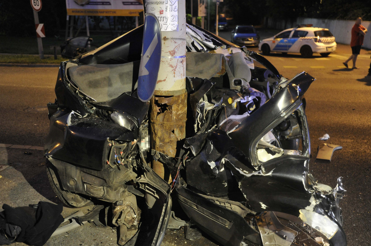 Budapest, 2019. augusztus 16.
Összeroncsolódott személyautó a főváros a IV. kerületben, a Váci út és a Bagaria utca kereszteződésében 2019. augusztus 16-án.  A gépjármű oszlopnak ütközött, a balesetben két ember meghalt.
MTI/Mihádák Zoltán