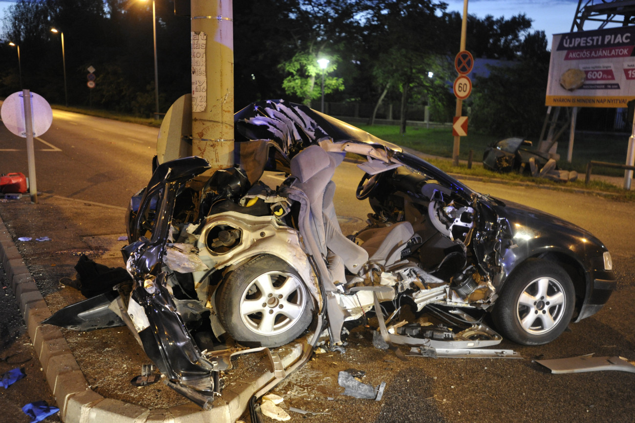 Budapest, 2019. augusztus 16.
Összeroncsolódott személyautó a főváros a IV. kerületben, a Váci út és a Bagaria utca kereszteződésében 2019. augusztus 16-án.  A gépjármű oszlopnak ütközött, a balesetben két ember meghalt.
MTI/Mihádák Zoltán