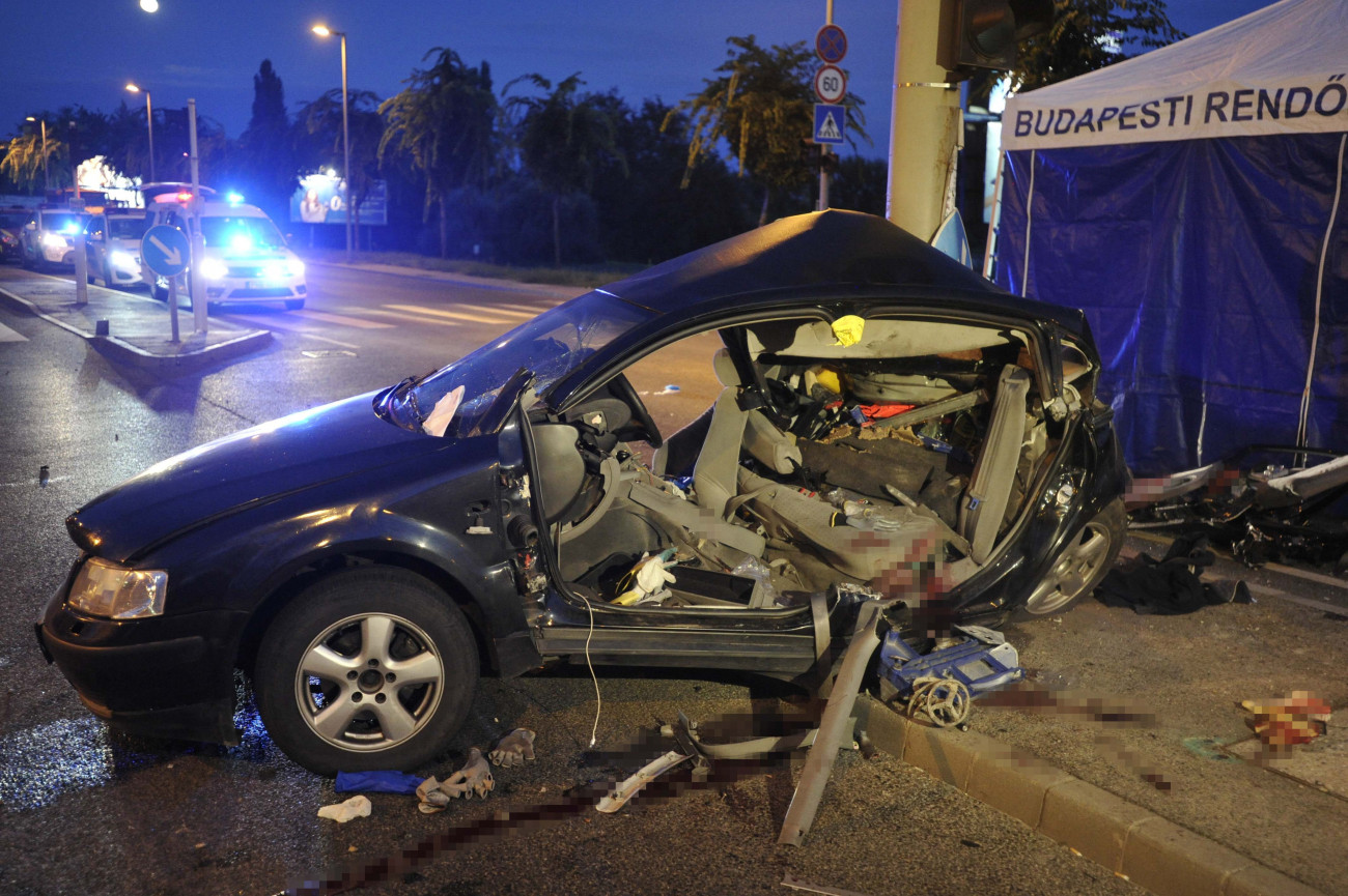 Budapest, 2019. augusztus 16.
Összeroncsolódott személyautó a főváros a IV. kerületben, a Váci út és a Bagaria utca kereszteződésében 2019. augusztus 16-án.  A gépjármű oszlopnak ütközött, a balesetben két ember meghalt.
MTI/Mihádák Zoltán