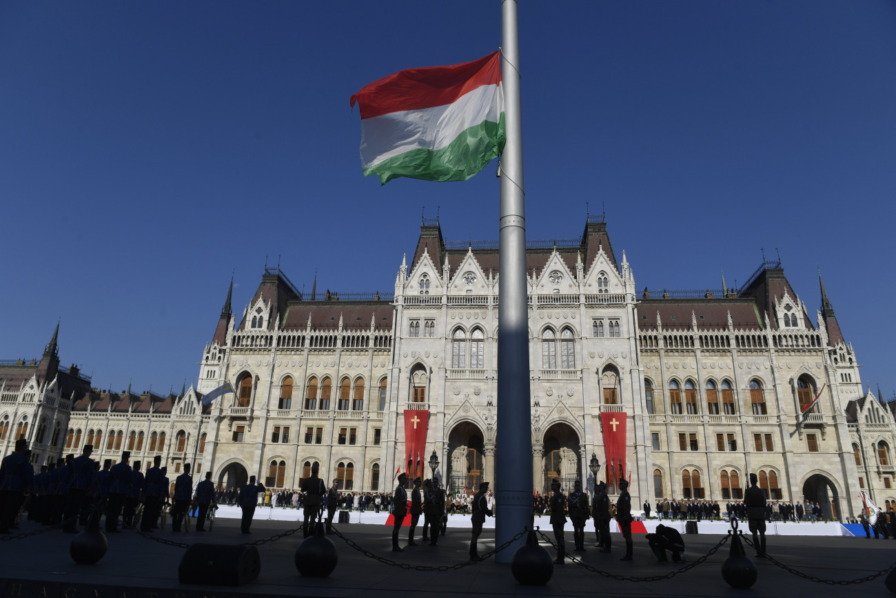 Budapest, 2019. augusztus 19.
A Magyar Honvédség díszegysége felvonja a nemzeti lobogót a Parlament előtti Kossuth téren tartott Szent István-napi ünnepségen 2019. augusztus 20-án.
MTI/Koszticsák Szilárd