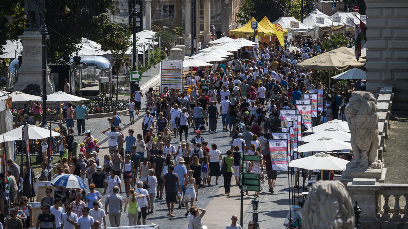 Budapest, 2019. augusztus 20.
Érdeklődők a Magyar ízek utcájában a budapesti Várkert Bazárnál 2019. augusztus 20-án.
MTI/Mónus Márton