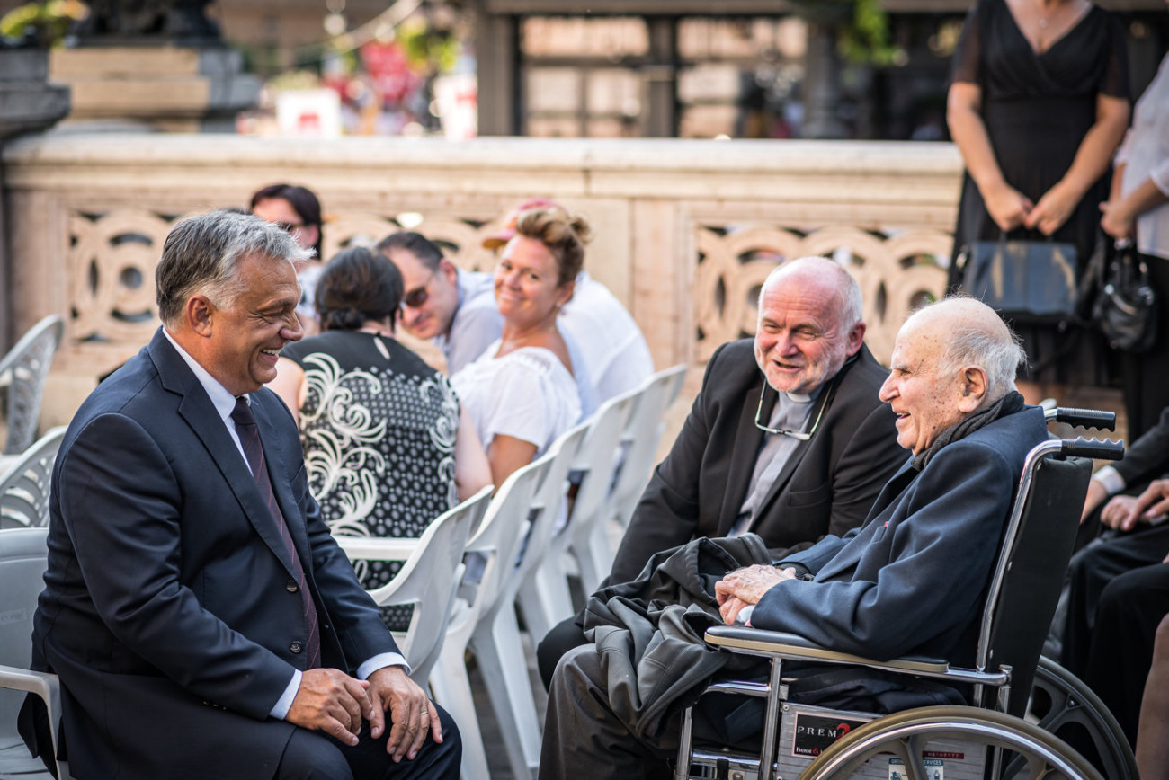 Budapest, 2019. augusztus 20.
A Miniszterelnöki Sajtóiroda által közreadott képen Orbán Viktor miniszterelnök (b) és Henri Boulad jezsuita szerzetes (j) a budapesti Szent István-bazilika előtt 2019. augusztus 20-án.
MTI/Miniszterelnöki Sajtóiroda