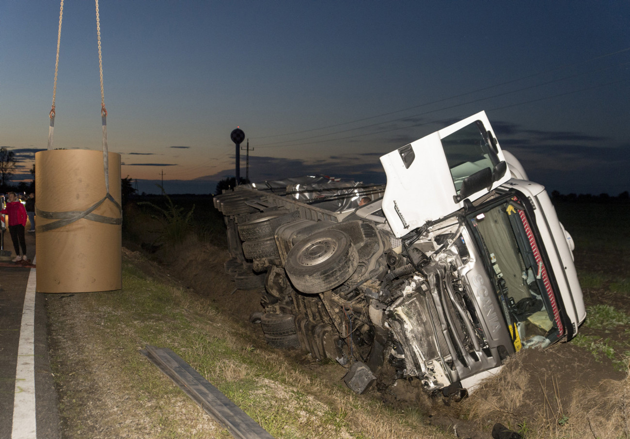 Budapest, 2019. szeptember 9.
Ütközésben felborult teherautó a 81-es számú főút 63. kilométerszelvényében Pér és Mezőörs között 2019. szeptember 9-én. A papírtekercseket szállító teherautó egy személygépkocsival ütközött. A személyautó utasai a helyszínen életüket vesztették.
MTI/Krizsán Csaba