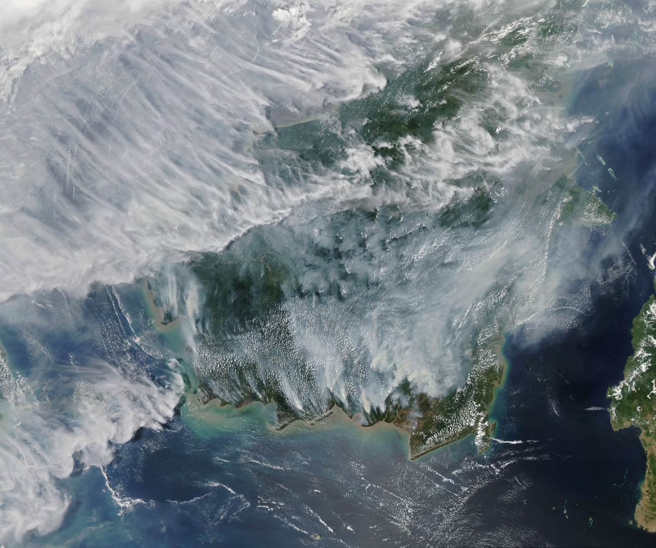 Borneó, 2019. szeptember 19.
Az amerikai űrkutatási hivatal, a NASA Földi Obszervatóriuma által 2019. szeptember 14-én készített műholdfelvételen füst borítja az indonéziai Borneó szigetének déli olajpálma-ültetvényeit. A borneói Kalimantan tartományban szeptember-októberben rendszerint felperzselik a művelés alá vont földterületeket. Kalimantanban és Szumátrán hetek óta erdőtüzek pusztítanak, amelyek füstje súlyos légszennyezettséget okoz a közeli Szingapúrban, Malajziában és Thaiföldön is.
MTI/EPA/NASA