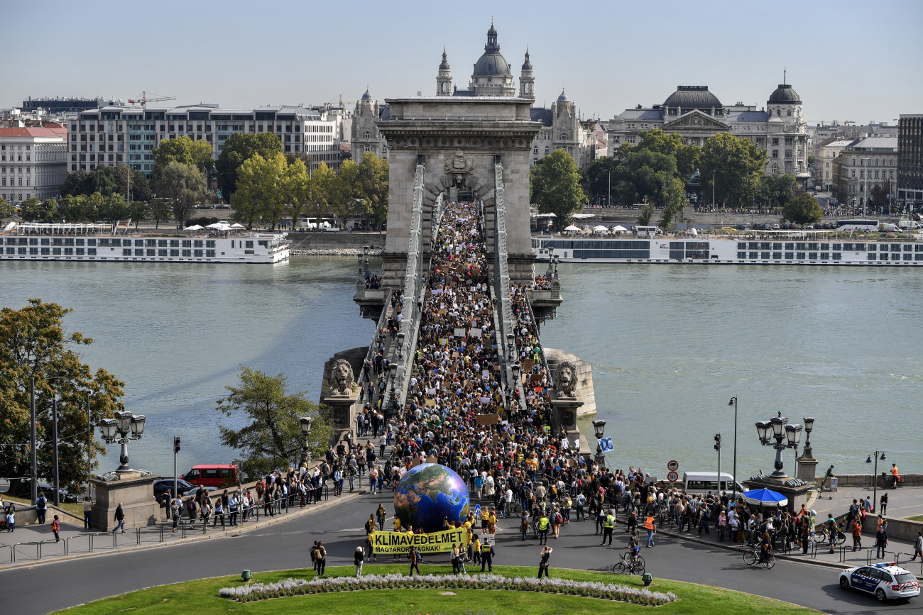 Budapest, 2019. szeptember 27.
A harmadik globális klímasztrájkhoz kapcsolódó budapesti tüntetés résztvevői a Lánchídon 2019. szeptember 27-én. A tüntetést a Fridays For Future Magyarország mozgalom szervezte.
MTI/Mónus Márton