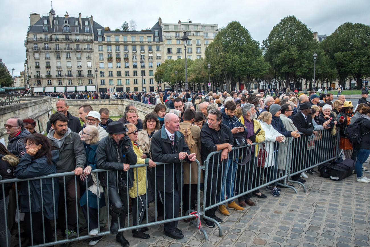 Párizs, 2019. szeptember 29.
Jacques Chirac néhai francia államfő tisztelői sorban állnak, hogy leróják kegyeletüket a koporsójánál a párizsi Invalidusok házában 2019. szeptember 29-én. Az államférfi szeptember 26-án, 86 éves korában hunyt el. Chirac 1995 és 2007 között volt a Francia Köztársaság elnöke.
MTI/EPA/Christophe Petit Tesson