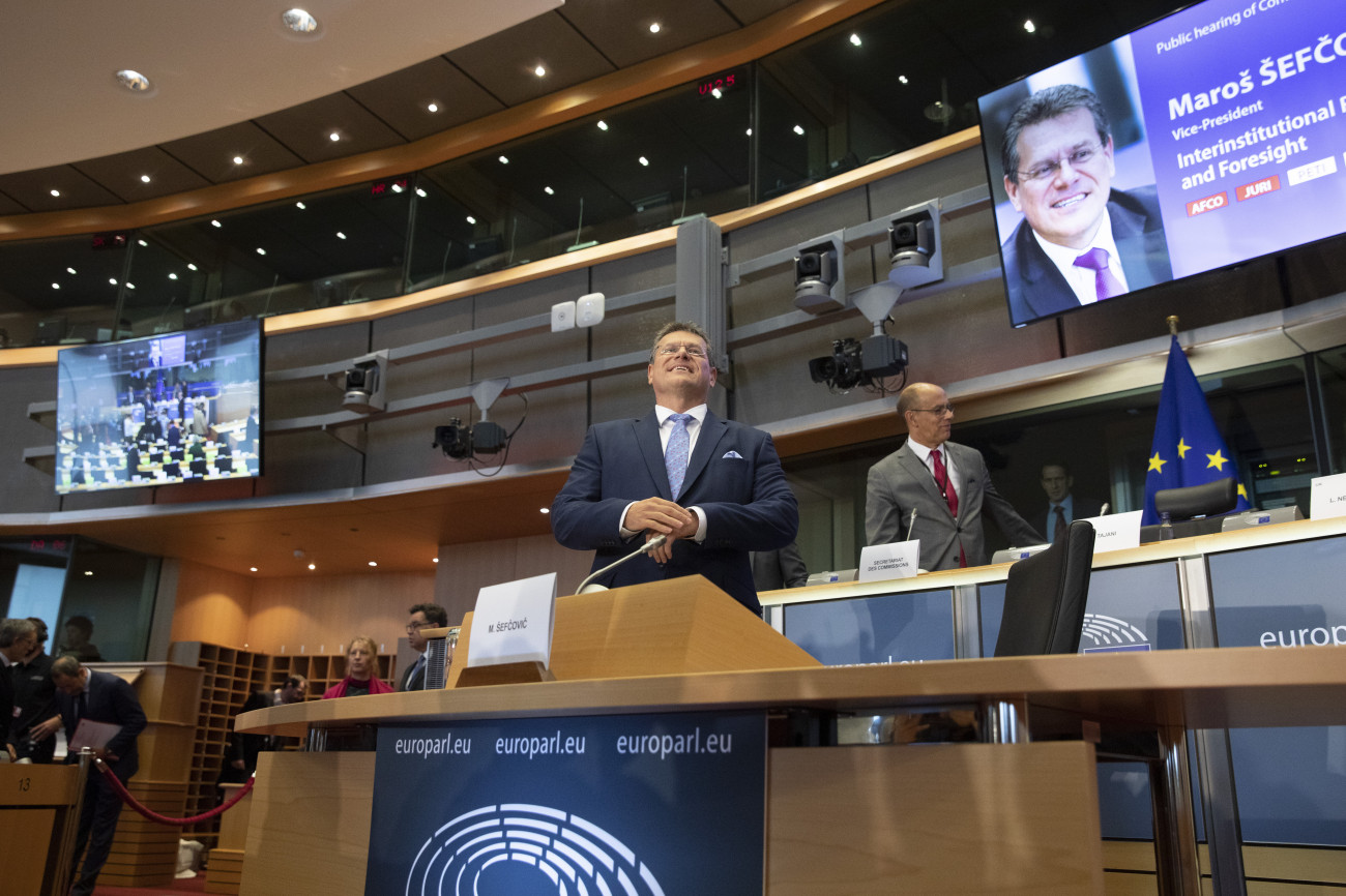 A szlovák Maros Sefcovic, az Európai Bizottság energiaunióért felelős  jelenlegi alelnöke, az intézményközi kapcsolatokért és tervezésért felelős alelnökjelöltje meghallgatására érkezik az Európai Parlamentbe Brüsszelben 2019. szeptember 30-án.
MTI/AP/Virginia Mayo