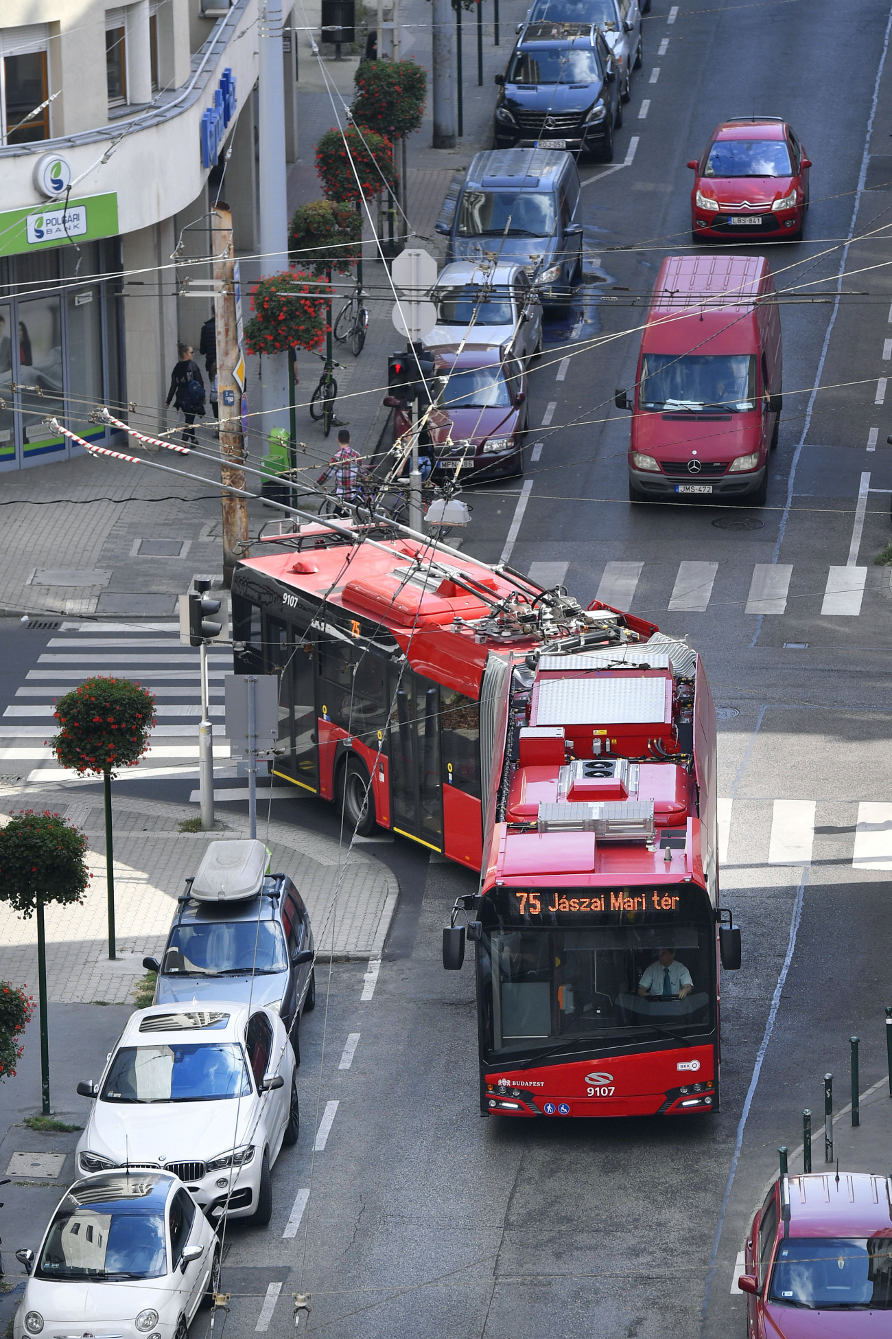 Budapest, 2019. október 2.
Forgalomban közlekedik egy új, csuklós Solaris-Skoda trolibusz a budapesti Victor Hugo utcában 2019. október 2-án. A tíz szóló és tizenegy csuklós trolibusz sikeresen teljesítette a tesztüzemet és az utasok nélküli próbafutást, így ütemezetten forgalomba állnak a fővárosban. A légkondicionálóval is felszerelt járművek alacsonypadlós kialakításúak, ezért a mozgásukban korlátozottak és a babakocsival közlekedők is kényelmesen használhatják őket.
MTI/Máthé Zoltán