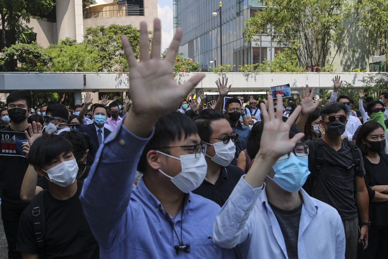 Hongkong, 2019. október 4.
Kormányellenes tüntetők tiltakoznak a rendőrségi túlkapások ellen Hongkongban 2019. október 4-én. A hongkongi rendőrség az előző nap letartóztatta azt a 18 éves diákot, akit október 1-jén meglőtt egy rendőr egy tiltakozó megmozduláson.
MTI/EPA/Fazry Ismail