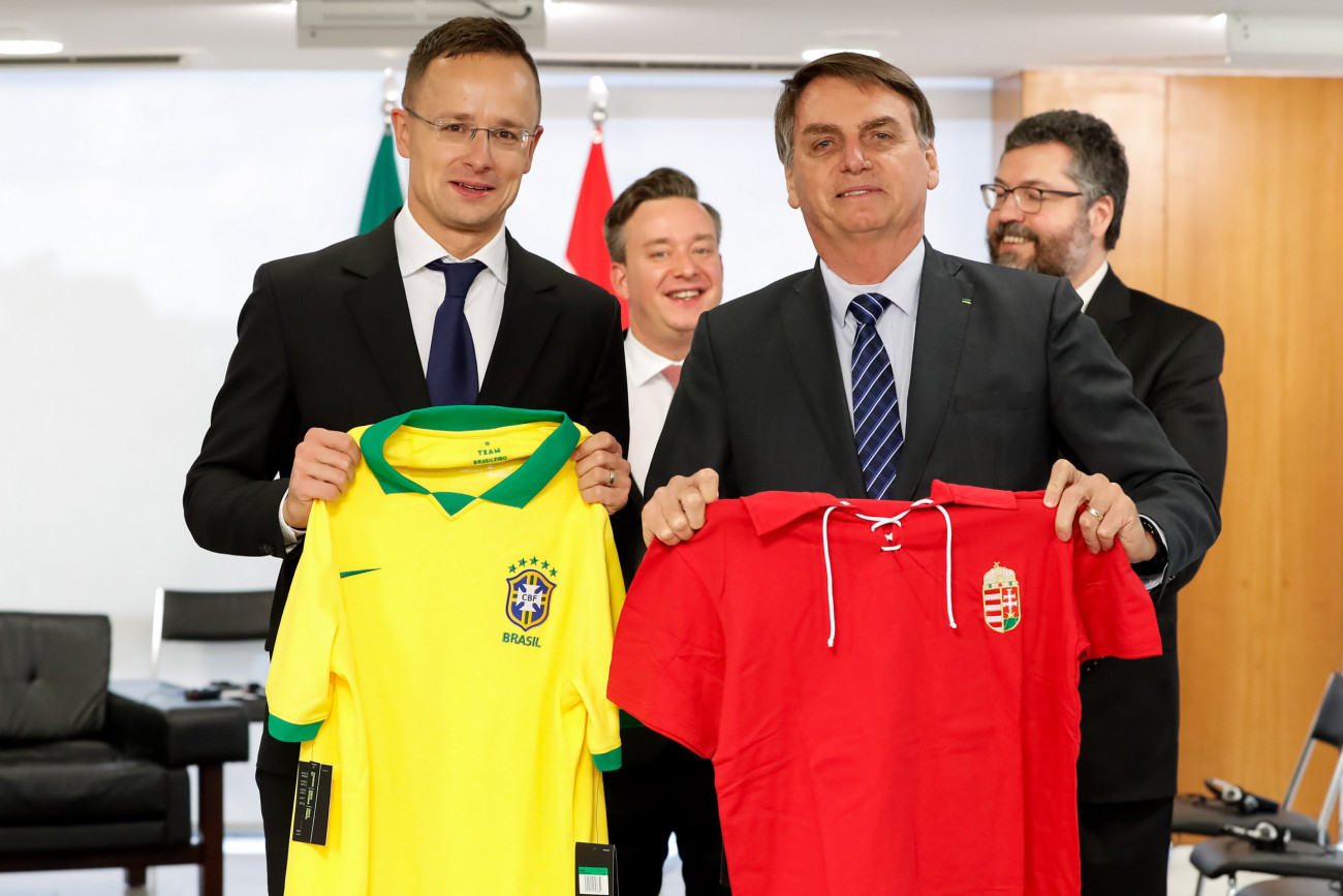 Brazíliaváros, 2019. október 9.
A Külgazdasági és Külügyminisztérium (KKM) által közreadott képen Jair Bolsonaro brazil elnök (j2) és Szijjártó Péter külgazdasági és külügyminiszter (b) találkozója Brazíliavárosban 2019. október 8-án.
MTI/KKM