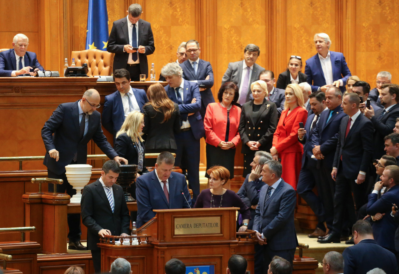 Bukarest, 2019. október 10.
Kelemen Hunor, a Romániai Magyar Demokrata Szövetség (RMDSZ) elnöke szavaz a kormány ellen beterjesztett bizalmatlansági indítvány vitája után a kétkamarás román parlament együttes ülésén 2019. október 10-én.
MTI/Baranyi Ildikó