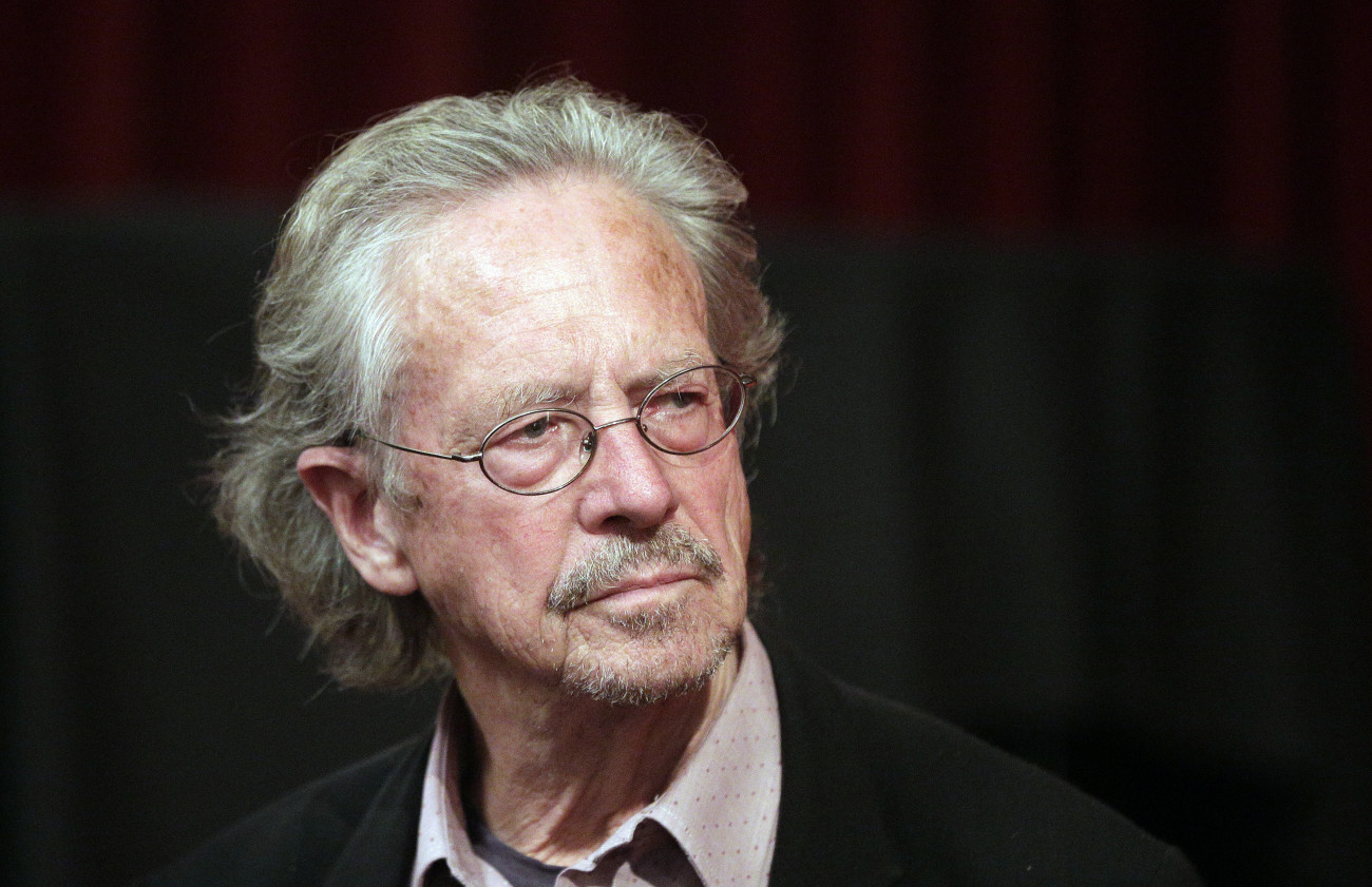 Bécs, 2019. október 10.
2014. október 14-én egy bécsi interjúja előtt készült kép Peter Handke osztrák íróról. A Svéd Akadémia 2019. október 10-én bejelentette, hogy Peter Handke nyerte el a 2019-es irodalmi Nobel-díjat.
MTI/EPA/Georg Hochmuth