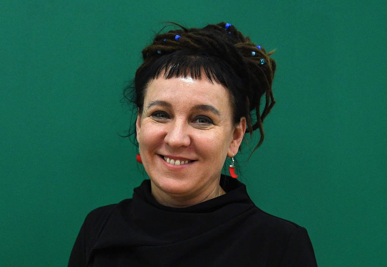 London, 2019. október 10.
2017. március 15-én készült kép Olga Tokarczuk lengyel íróról a Londoni Könyvvásáron. A Svéd Akadémia 2019. október 10-én bejelentette, hogy Olga Tokarczuk nyerte el a 2018-as irodalmi Nobel-díjat. 2018-ban elmaradt az irodalmi Nobel-díj díjkiosztója az akadémiát megrázó szexuális botrány miatt, amelybe Katarina Frostenson az akadémia első női elnöke is belebukott.
MTI/EPA/Facundo Arrizabalaga