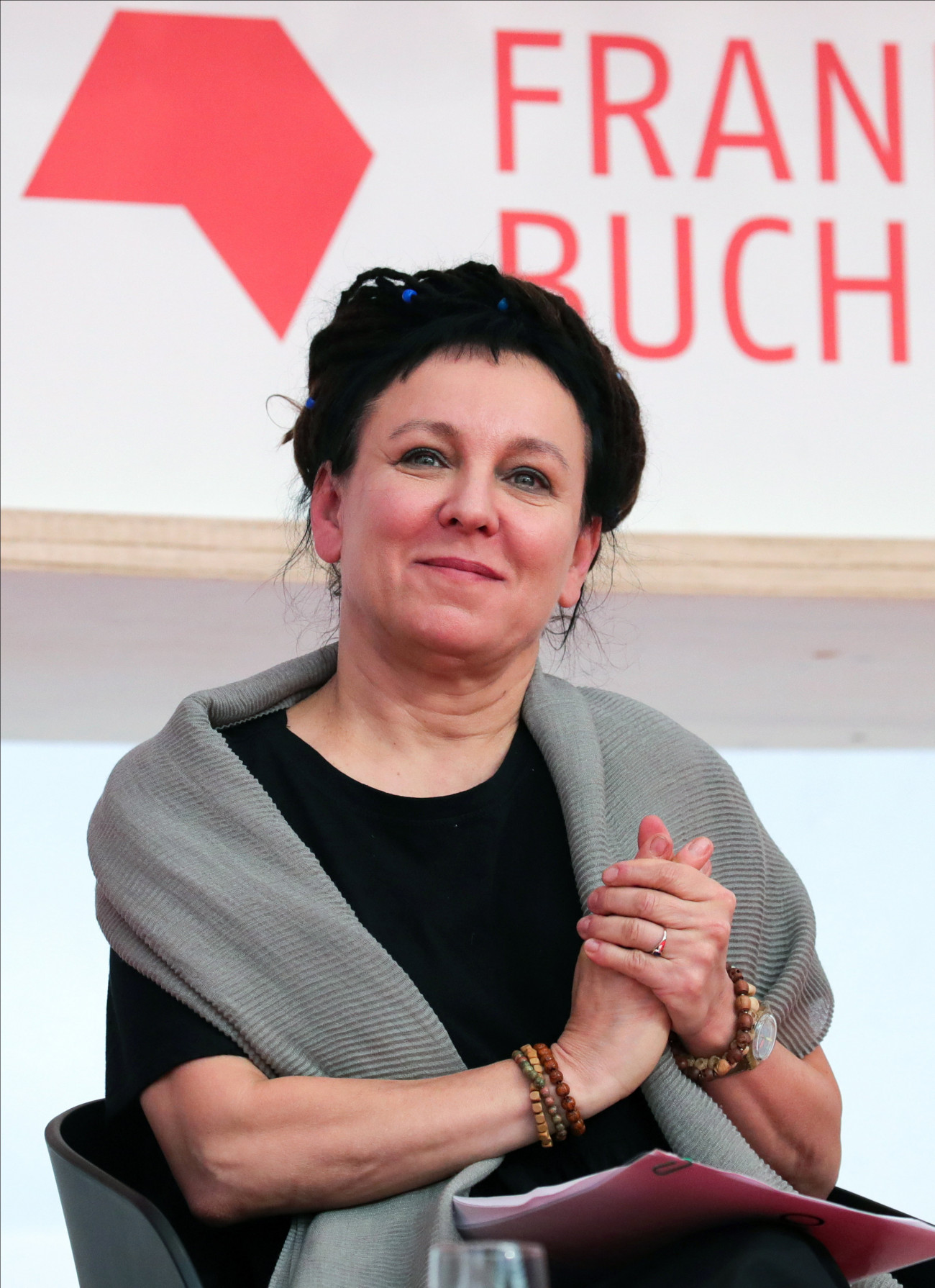 A 2018-as irodalmi Nobel-díjat elnyert Olga Tokarczuk lengyel írónő a 71. Frankfurti Könyvvásár nyitó sajtótájékoztatóján 2019. október 15-én.  Az október 20-ig tartó könyvvásárnak az idén Norvégia a díszvendége.
MTI/EPA/Armando Babani