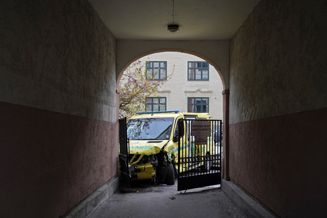 Oslo, 2019. október 22.
Épületnek ütközött mentőautó, amelyet előzőleg ellopott egy felfegyverzett férfi Oslóban 2019. október 22-én. A rendőrség elfogta a jármű tolvaját, akit lövésekkel megsebesítettek. A férfi több gyalogost elütött ámokfutása során.
MTI/EPA/Cathrine Hellesoy