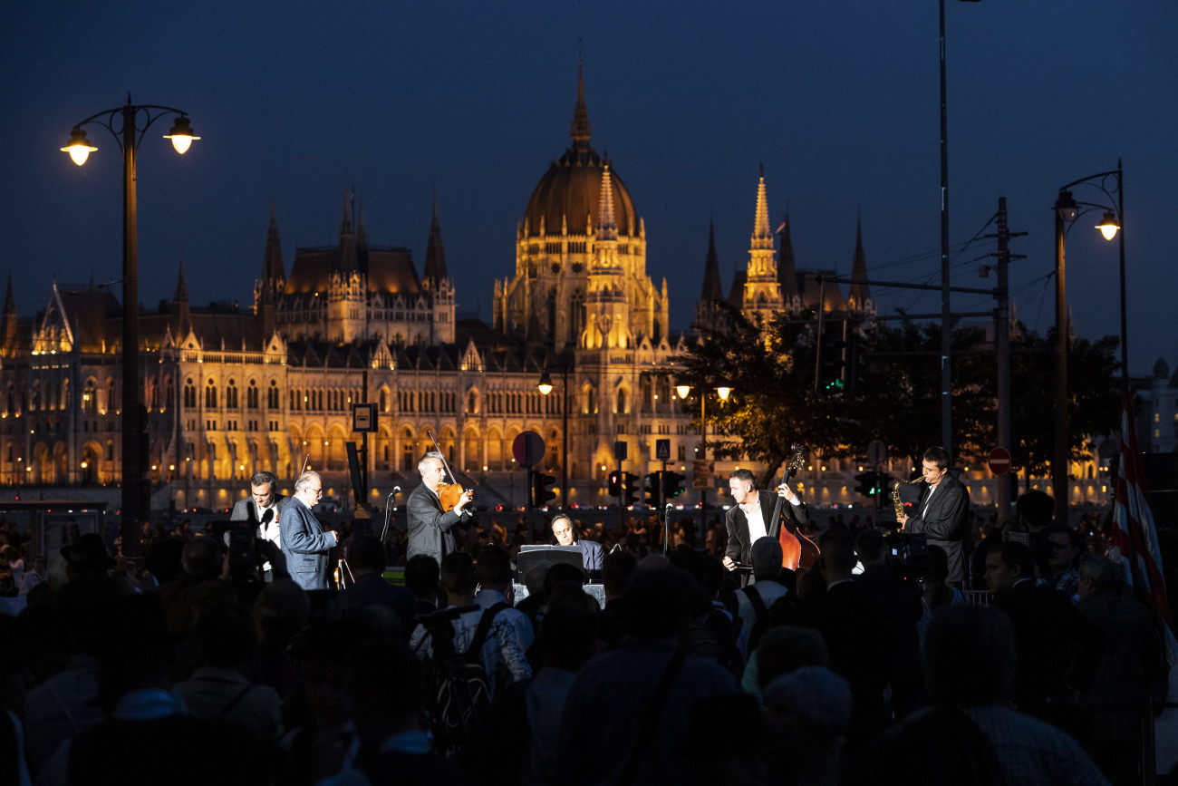 Budapest, 2019. október 22.
Csík János (b2) és az Esszencia zenekar koncertje az 1956-os forradalom és szabadságharc emléknapja alkalmából tartott megemlékezésen a fővárosi Bem téren 2019. október 22-én. A háttérben az Országház épülete.
MTI/Mónus Márton