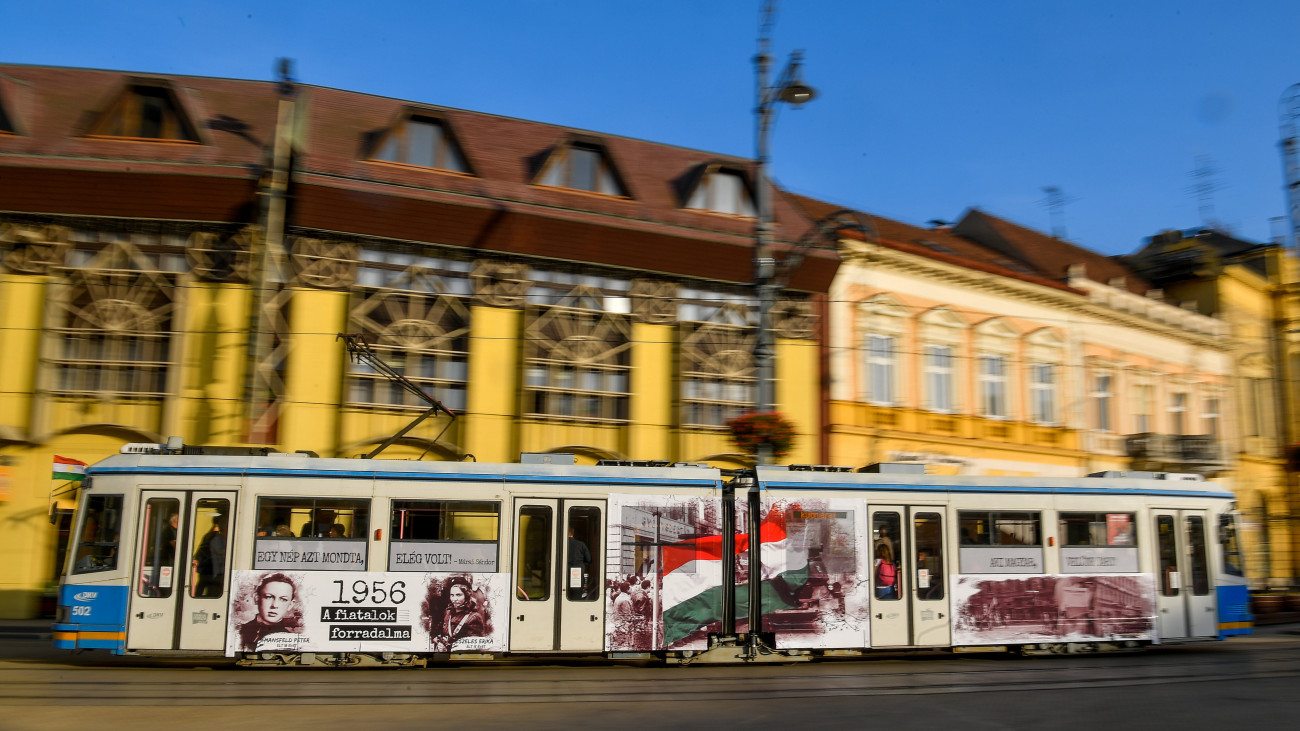 Debrecen, 2019. október 21.
A 1956. évi forradalom és szabadságharc kezdetének 63. évfordulója alkalmából a DKV Debreceni Közlekedési Zrt. és a debreceni Ifjúsági Ház által közösen indított forradalmi villamos közlekedik a debreceni Kossuth téren 2019. október 21-én.
MTI/Czeglédi Zsolt