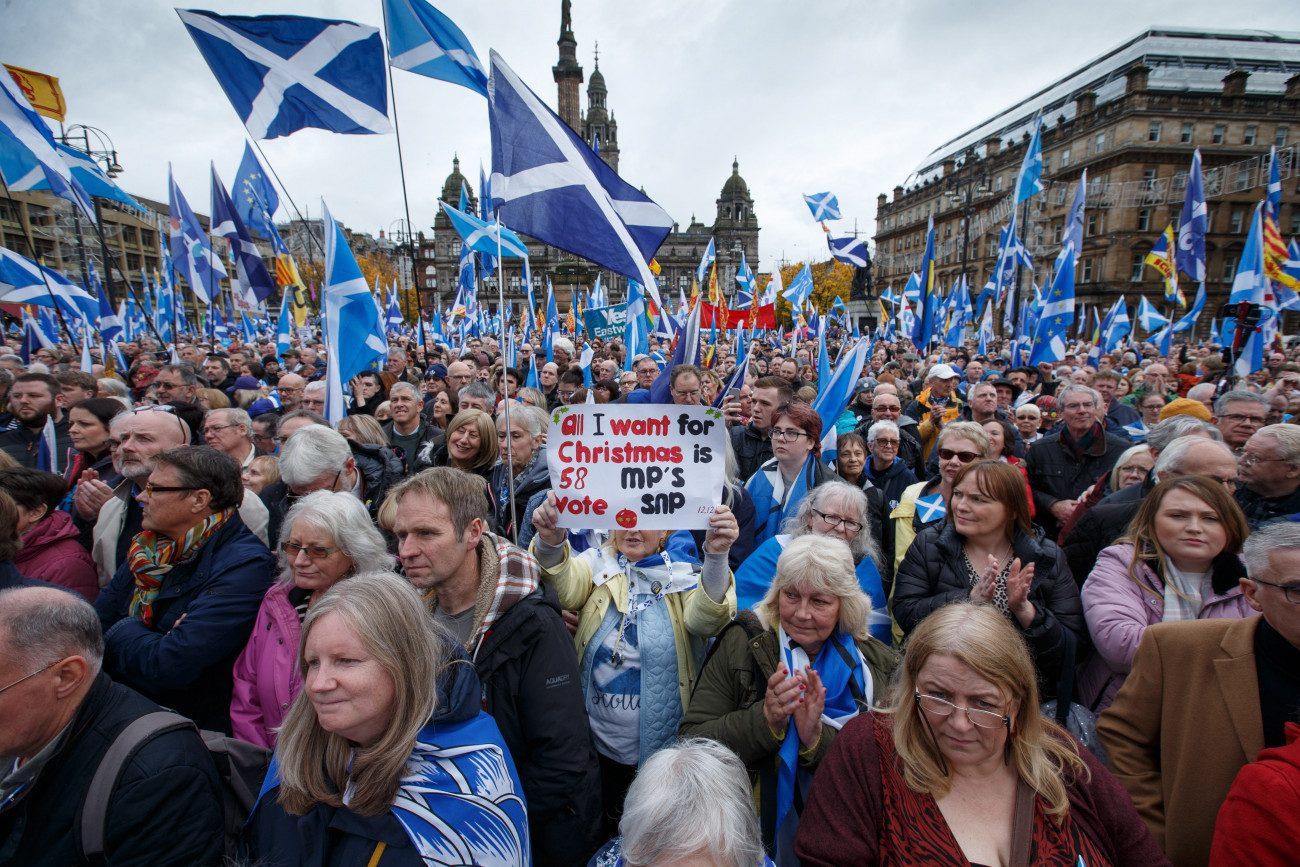 Glasgow, 2019. november 3.
Résztvevők a Skócia függetlenségéért szervezett glasgow-i megmozduláson 2019. november 2-án. A Nicola Sturgeon, a Skóciában kormányzó, függetlenségre törekvő Skót Nemzeti Párt (SNP) vezetője által meghirdetett rendezvényen mintegy húszezren vettek részt. Sturgeon a napokban ígéretet tett arra, hogy még az idén ismét kérni fogja Londontól egy új függetlenségi népszavazás megtartását. A 2016-os brit EU-tagsági népszavazáson a skótok 62 százaléka a bennmaradásra voksolt.
MTI/EPA/Robert Perry