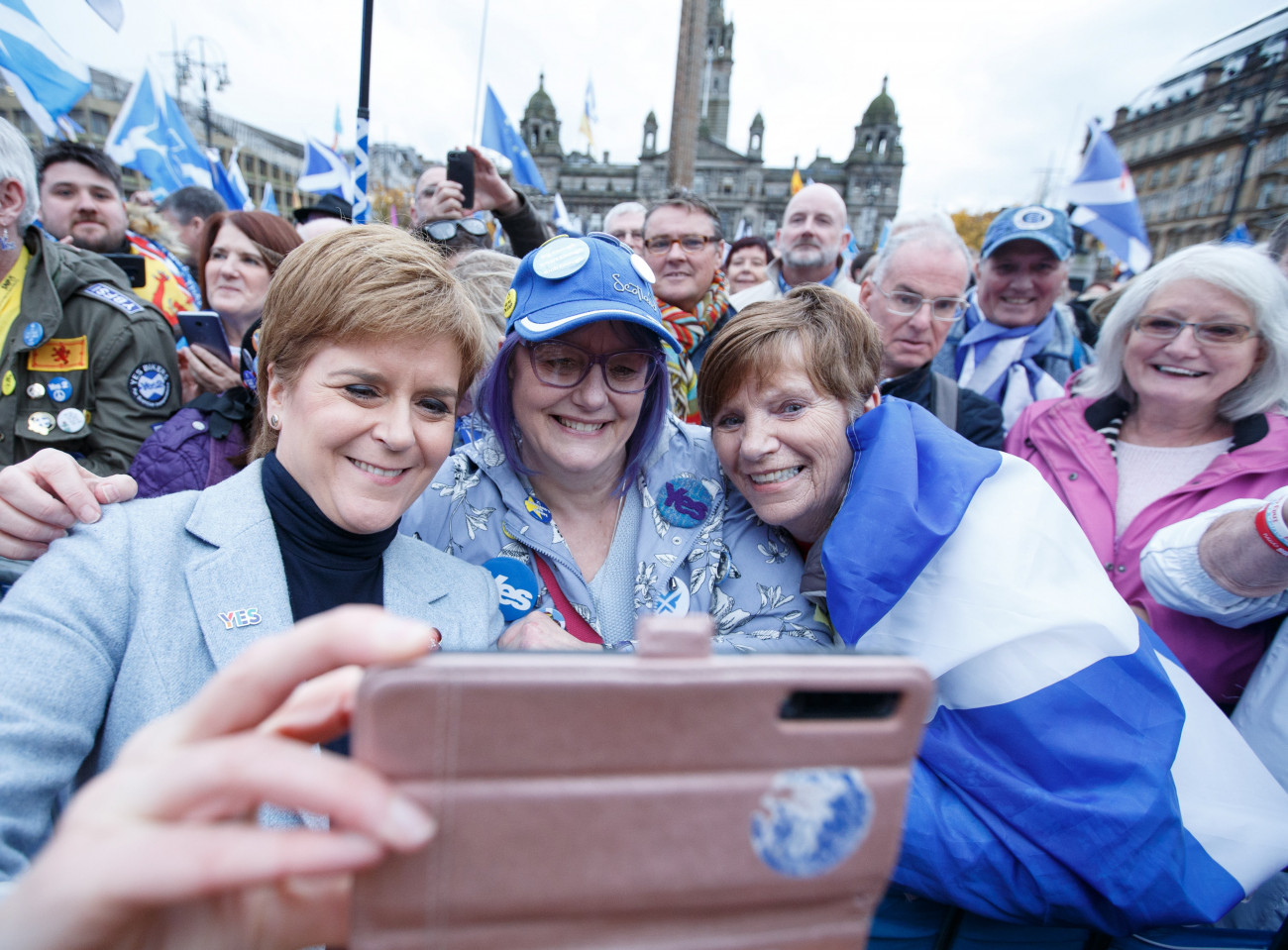 Glasgow, 2019. november 3.
Nicola Sturgeon, a Skóciában kormányzó, függetlenségre törekvő Skót Nemzeti Párt (SNP) vezetője (b) résztvevőkkel fényképezkedik a Skócia függetlenségéért szervezett glasgow-i megmozduláson 2019. november 2-án. A rendezvényen mintegy húszezren vettek részt. Sturgeon a napokban ígéretet tett arra, hogy még az idén ismét kérni fogja Londontól egy új függetlenségi népszavazás megtartását. A 2016-os brit EU-tagsági népszavazáson a skótok 62 százaléka a bennmaradásra voksolt.
MTI/EPA/Robert Perry