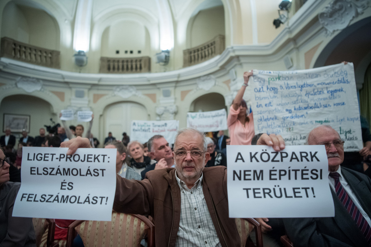 Budapest, 2019. november 5.
Aktivisták tiltakoznak a Liget Budapest Projekt folytatása ellen az új összetételű Fővárosi Közgyűlés alakuló ülésén a Városháza dísztermében 2019. november 5-én.
MTI/Balogh Zoltán
