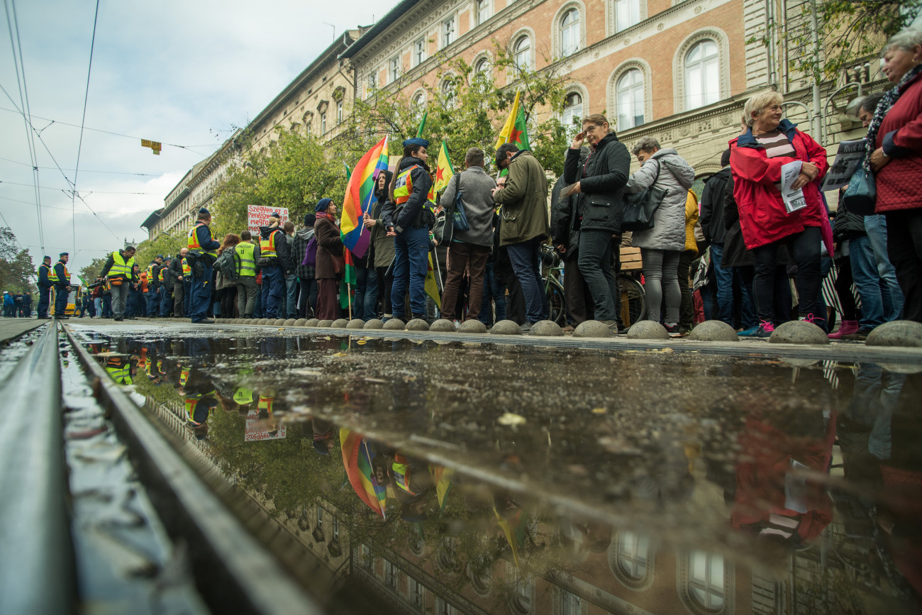 Budapest, 2019. november 7.
Résztvevők a Budapest blokádja, Erdogan látogatása ellen címmel meghirdetett demonstráción Budapesten, az Oktogonnál 2019 november 7-én.
MTI/Balogh Zoltán