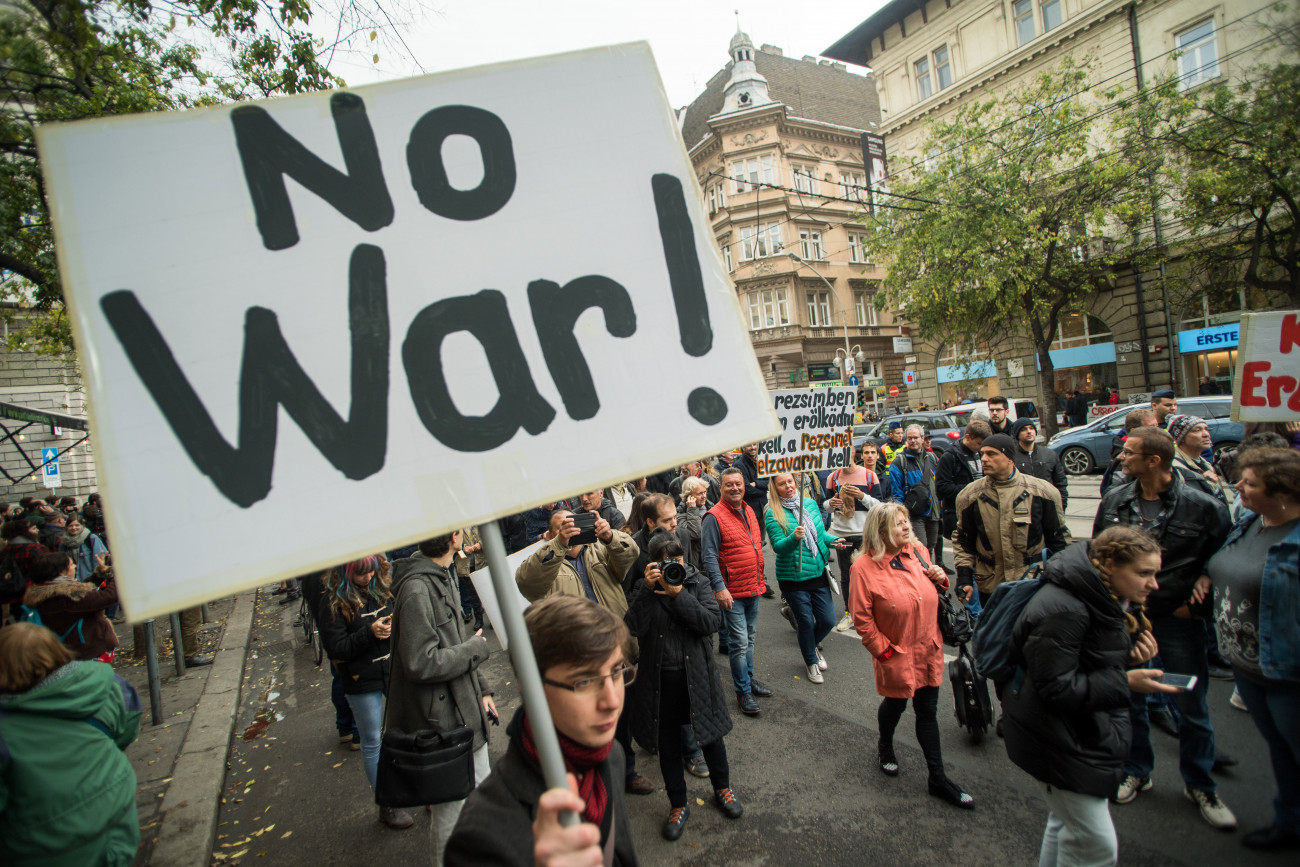 Budapest, 2019. november 7.
Résztvevők a Budapest blokádja, Erdogan látogatása ellen címmel meghirdetett demonstráción Budapesten, az Oktogonnál 2019 november 7-én.
MTI/Balogh Zoltán